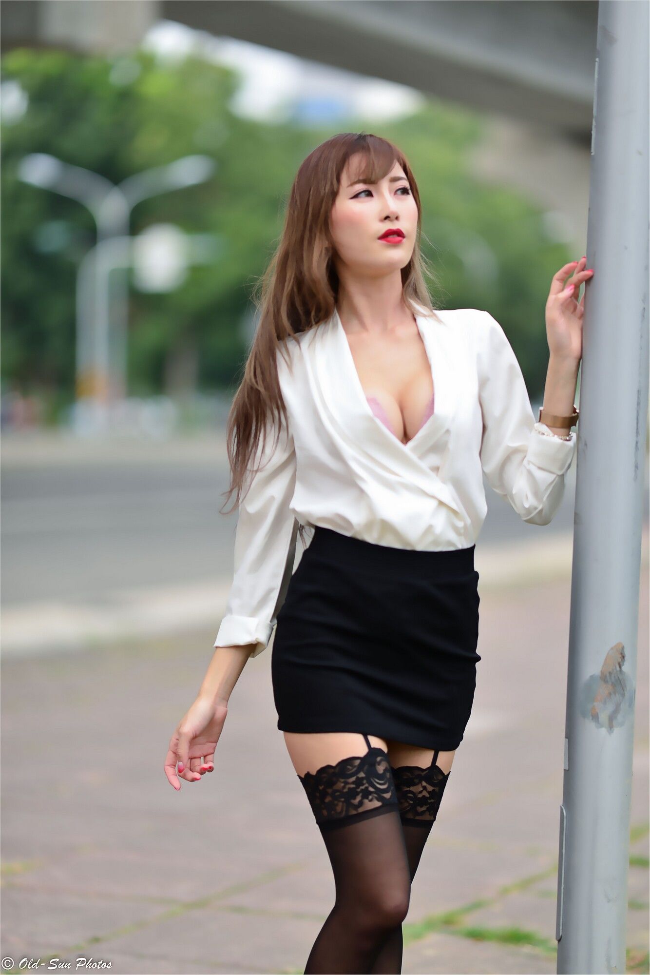 [台湾网红美女] 黄艾比Abbie《油廠國小OL外拍》