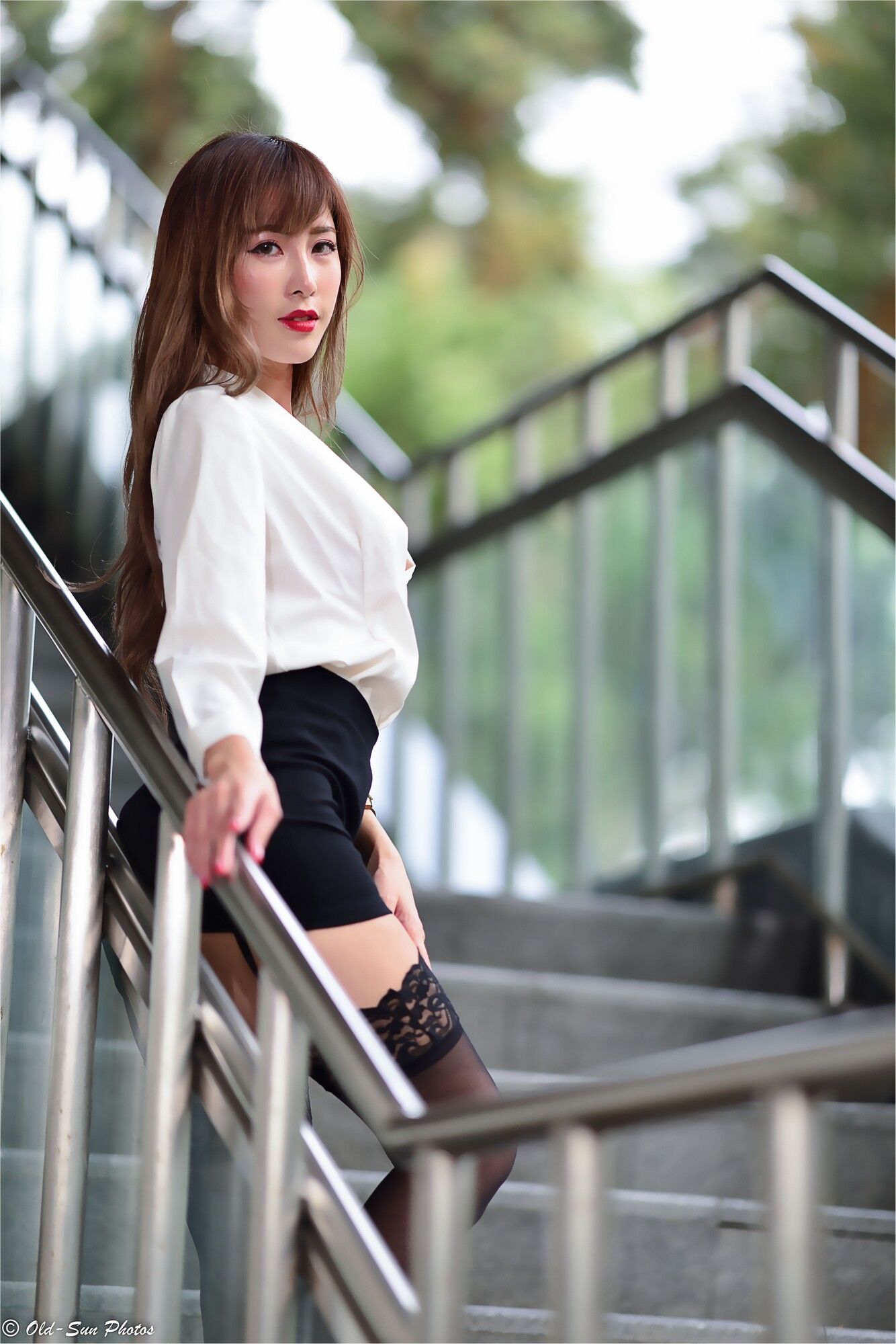[台湾网红美女] 黄艾比Abbie《油廠國小OL外拍》