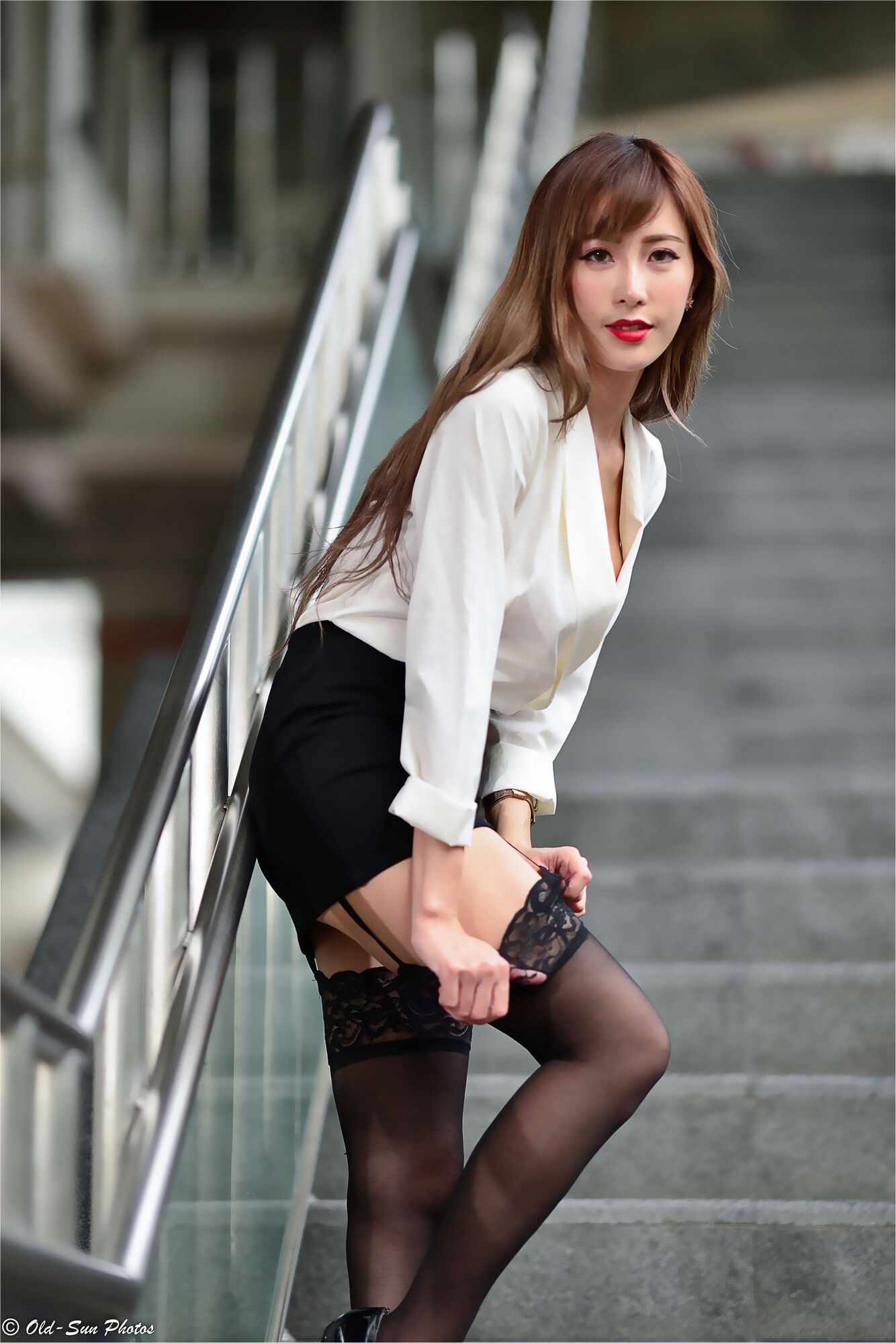 [台湾网红美女] 黄艾比Abbie《油廠國小OL外拍》