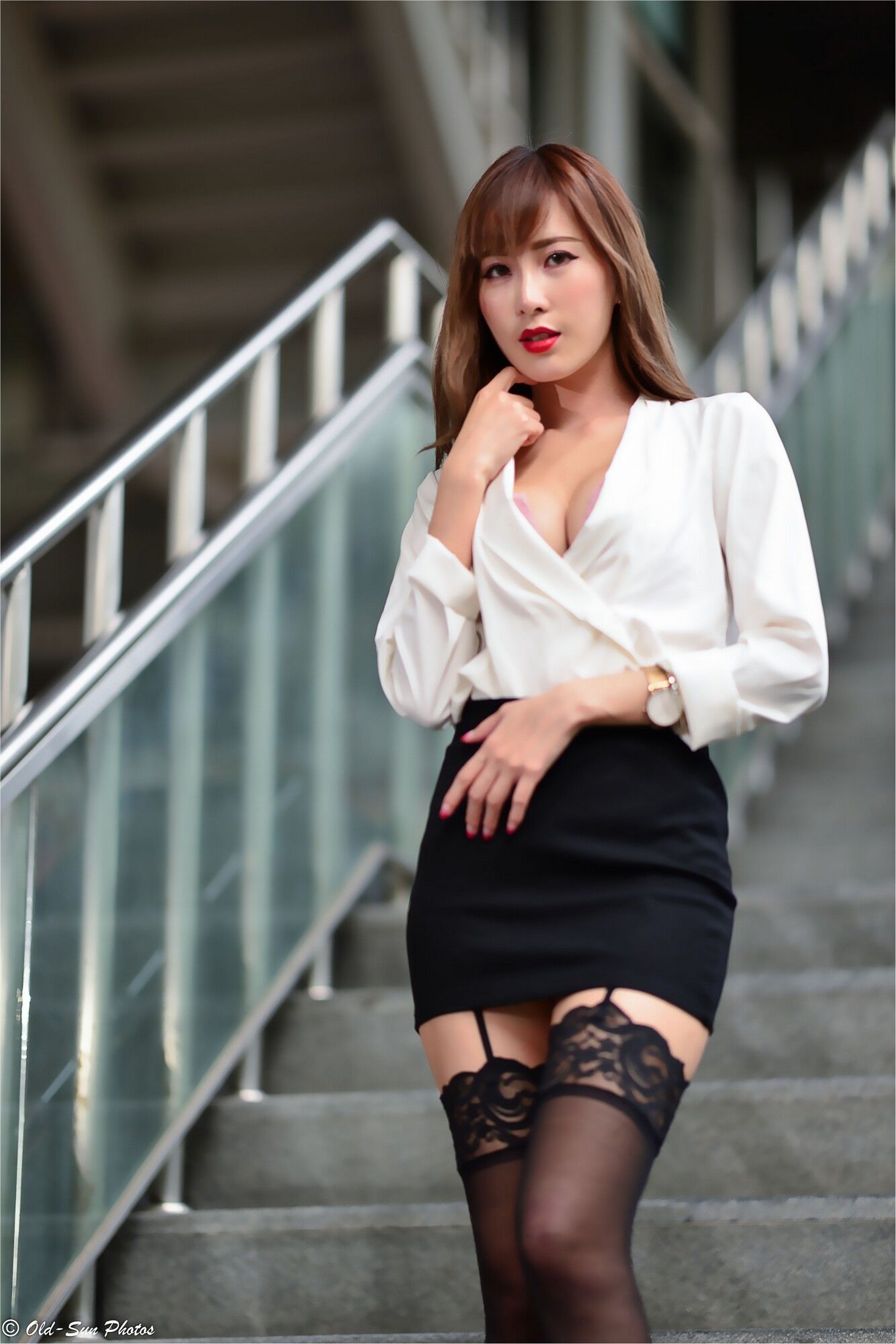 [台湾网红美女] 黄艾比Abbie《油廠國小OL外拍》