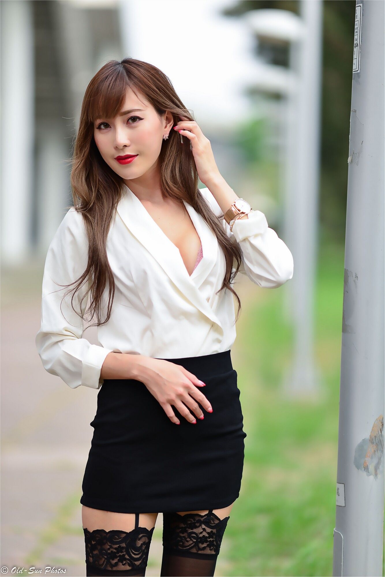 [台湾网红美女] 黄艾比Abbie《油廠國小OL外拍》