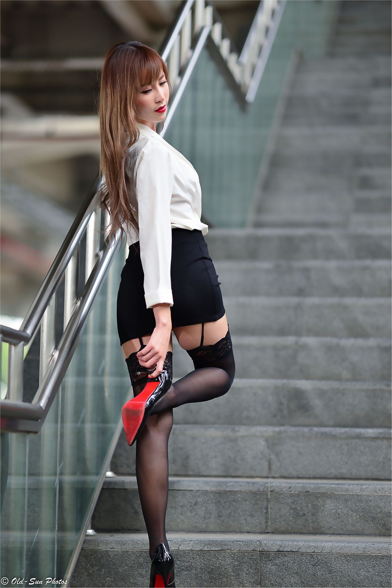 [台湾网红美女] 黄艾比Abbie《油廠國小OL外拍》