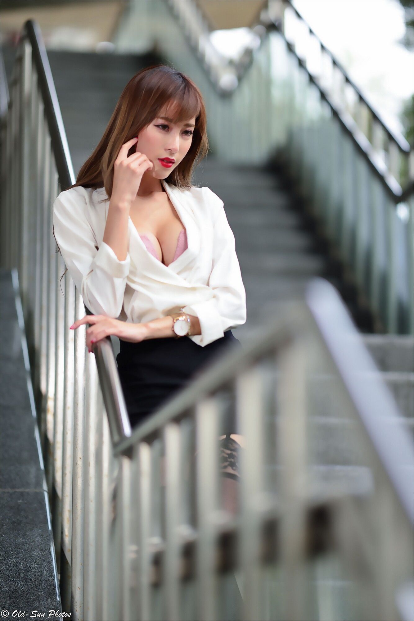 [台湾网红美女] 黄艾比Abbie《油廠國小OL外拍》