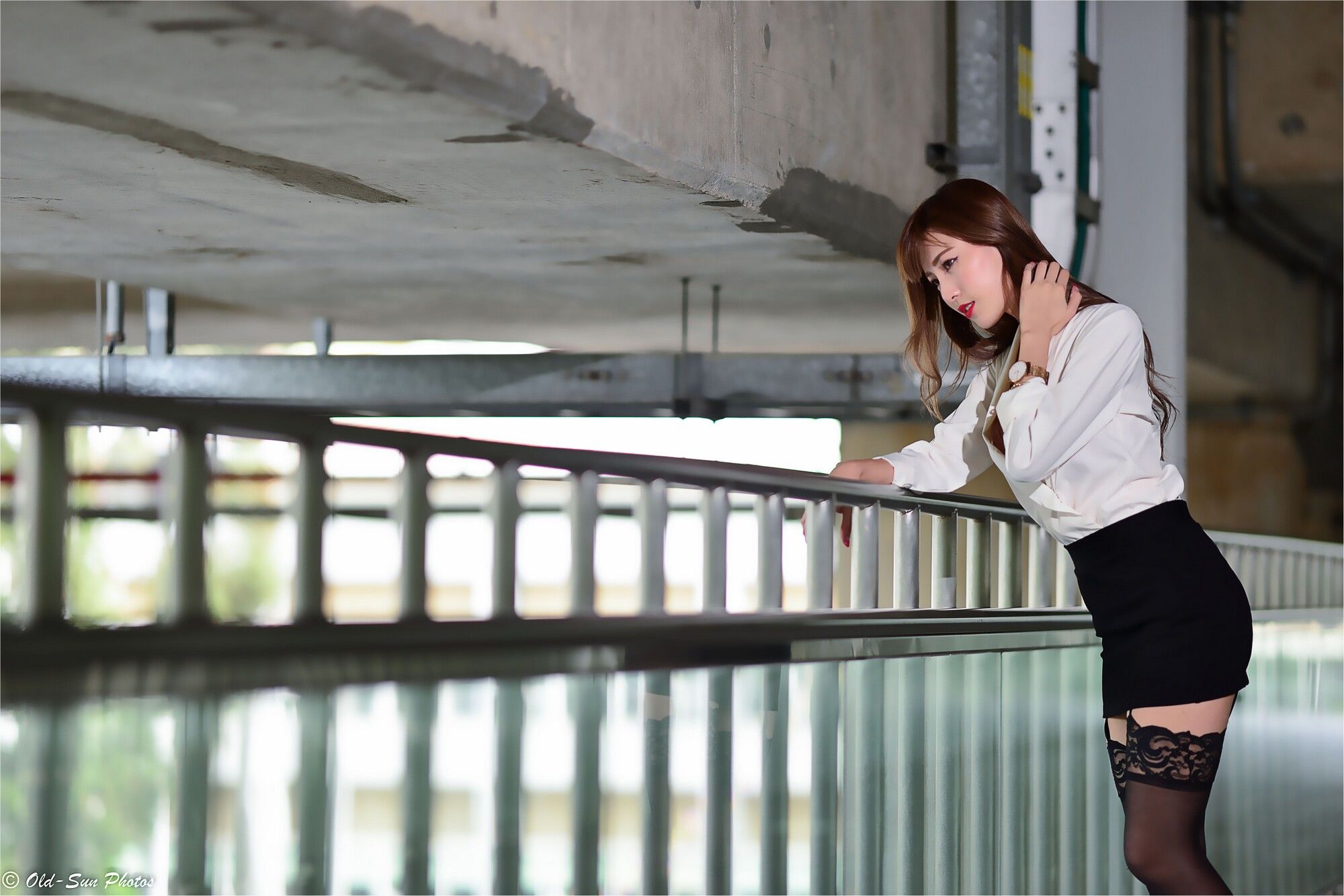 [台湾网红美女] 黄艾比Abbie《油廠國小OL外拍》