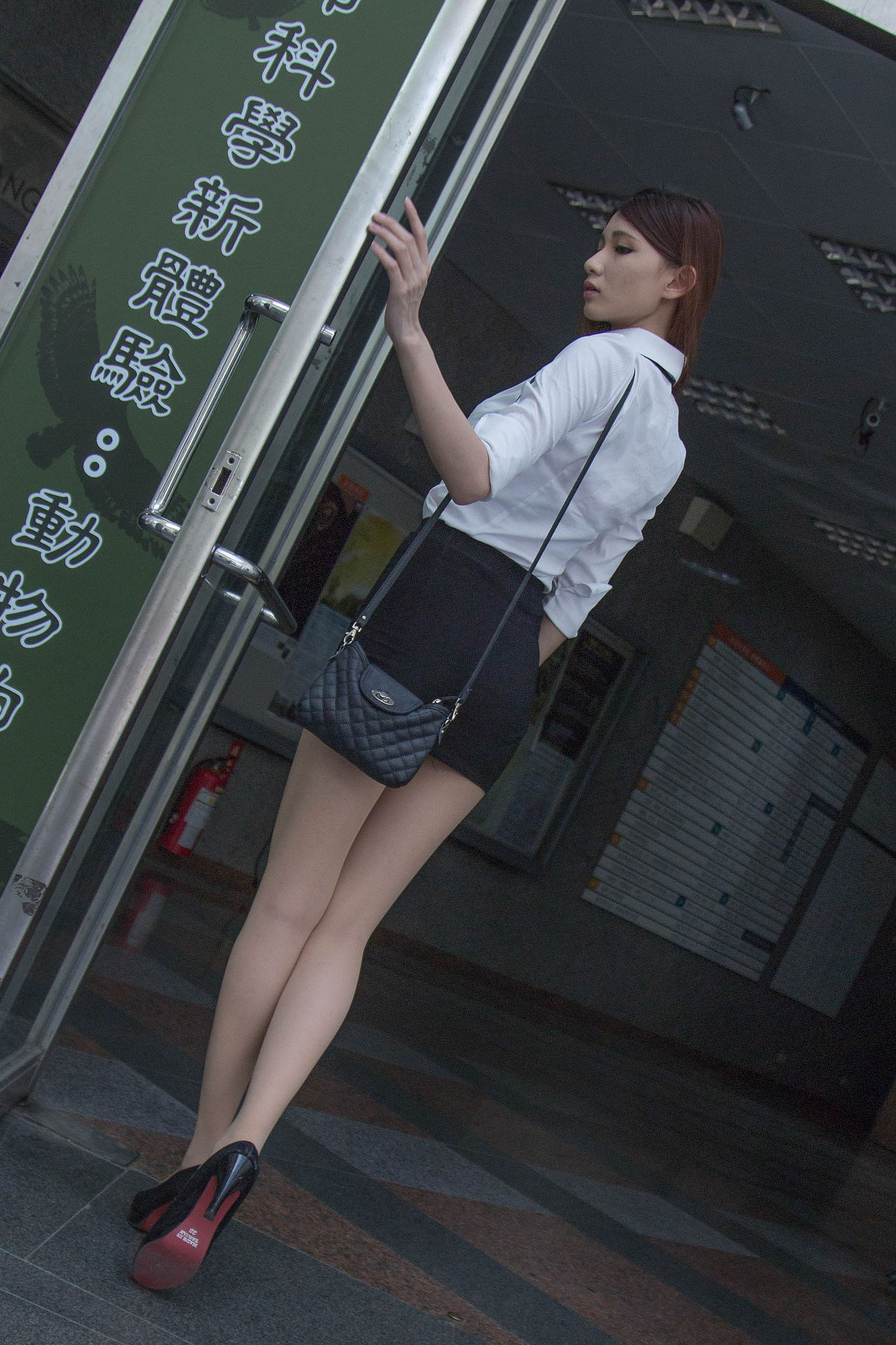[台湾网红美女] 蔡译心Candice《台大外拍 女教师》
