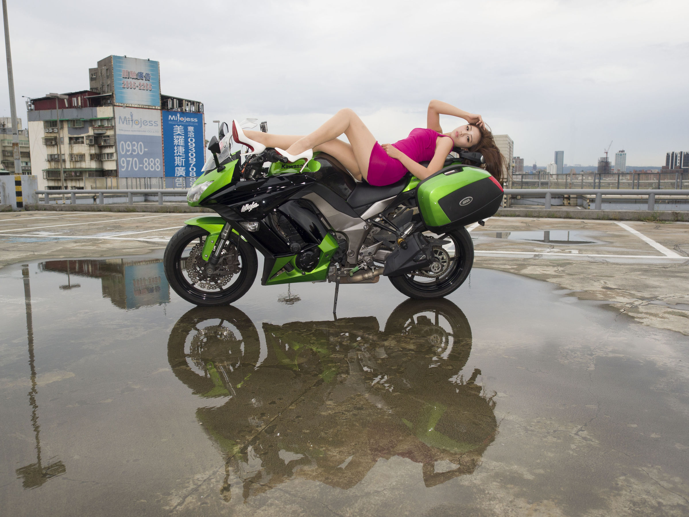 [台湾网红美女] Anna chen 洛陽停車場