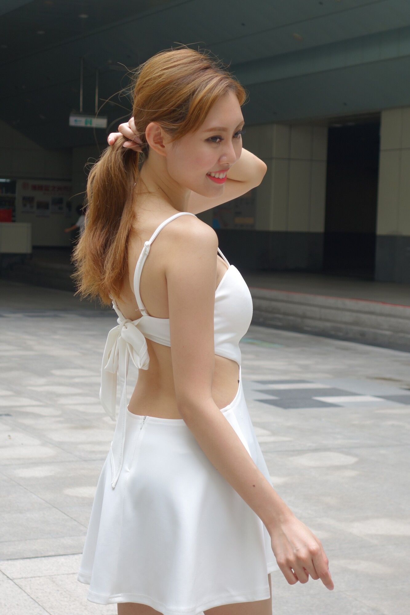 [台湾网红美女] 郭珉妏Queenie《技擊館街拍》