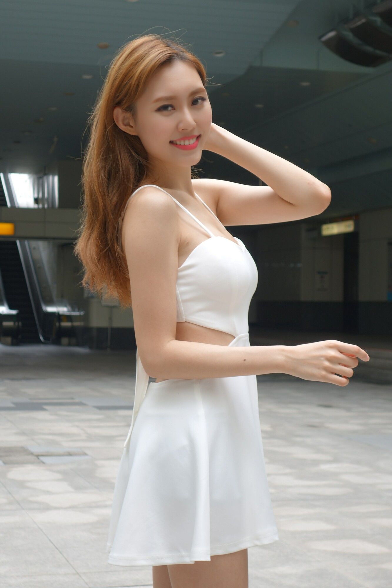 [台湾网红美女] 郭珉妏Queenie《技擊館街拍》