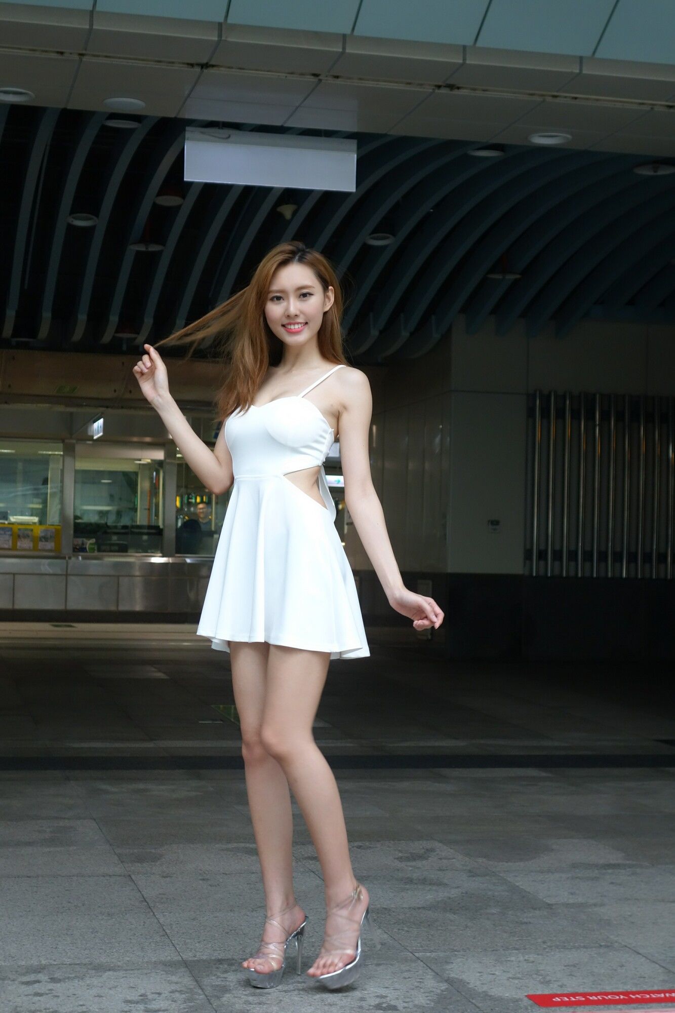 [台湾网红美女] 郭珉妏Queenie《技擊館街拍》