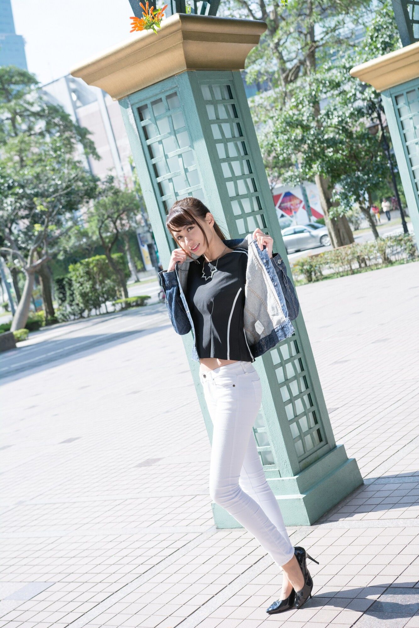 [台湾网红美女] 蔡译心《信義區周邊》 牛仔+紧身裤