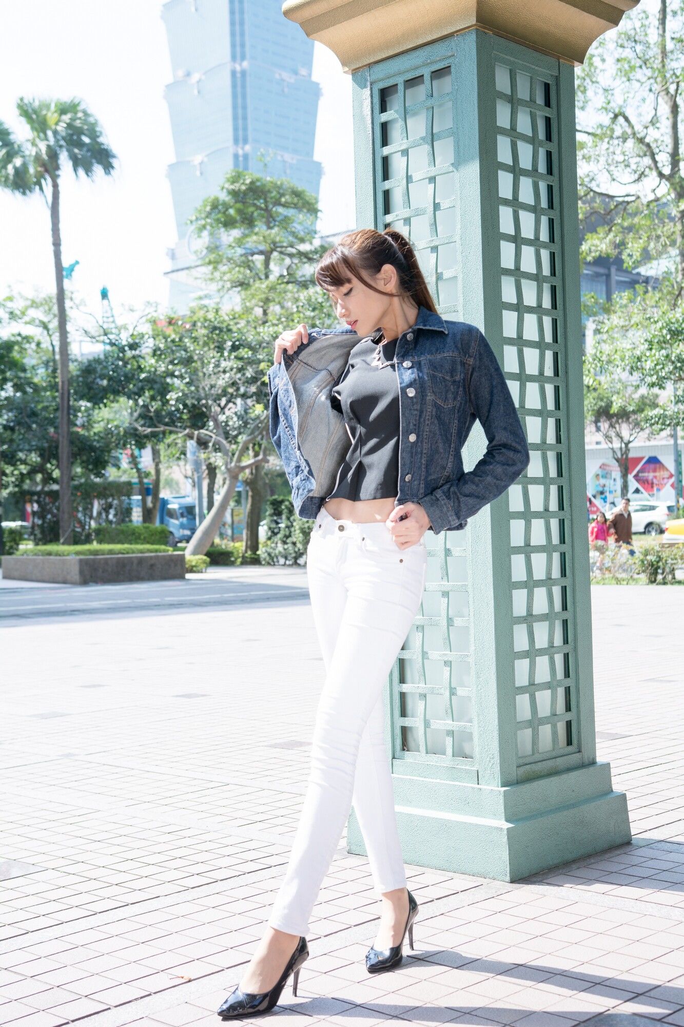 [台湾网红美女] 蔡译心《信義區周邊》 牛仔+紧身裤