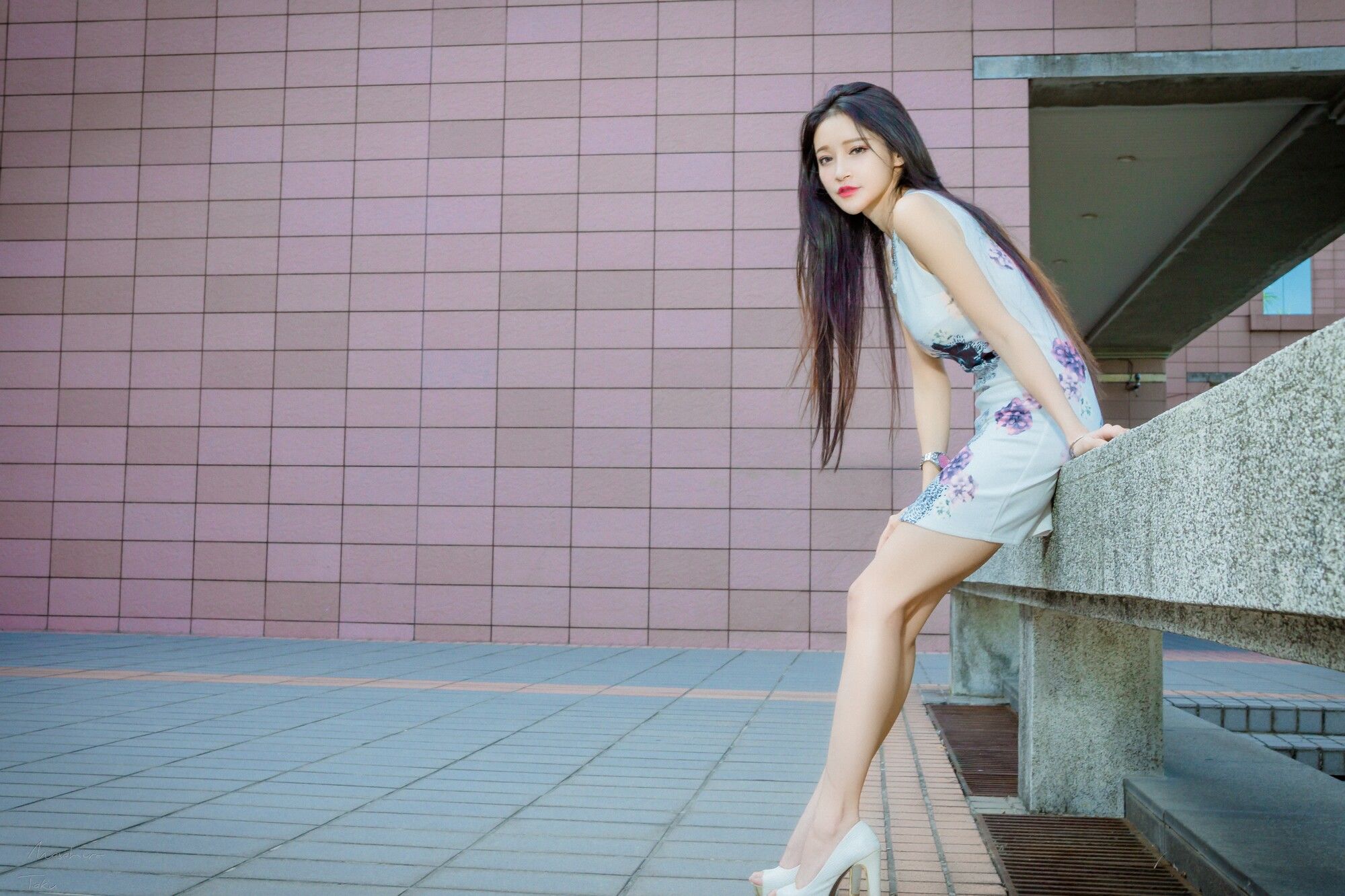 [台湾网红美女] 詹艾葳Avril《黑白双色女神街拍》