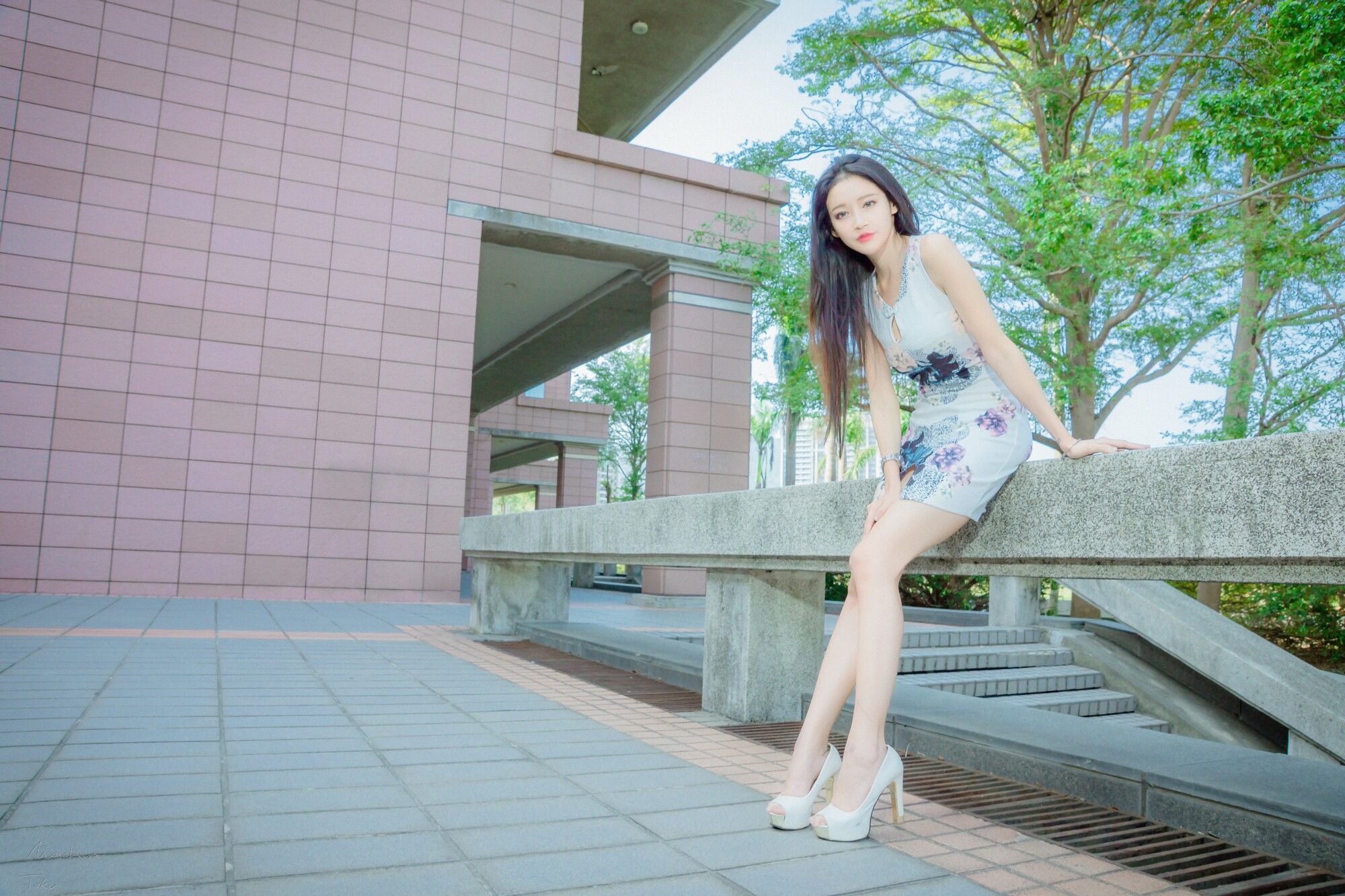 [台湾网红美女] 詹艾葳Avril《黑白双色女神街拍》