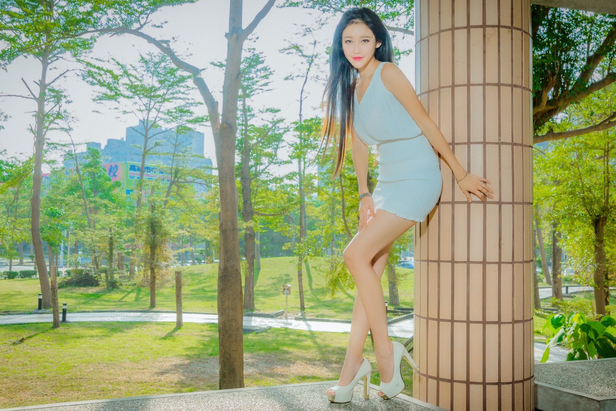 [台湾网红美女] 詹艾葳Avril《黑白双色女神街拍》