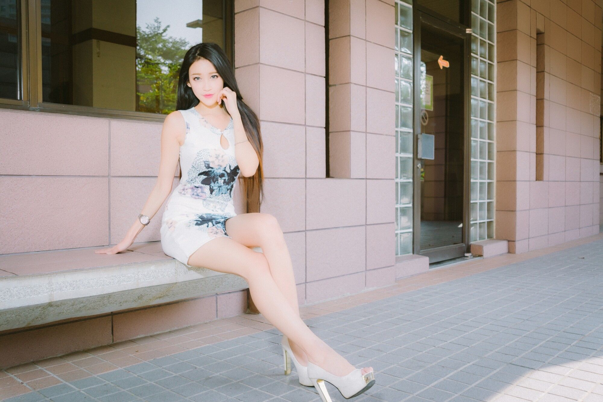 [台湾网红美女] 詹艾葳Avril《黑白双色女神街拍》