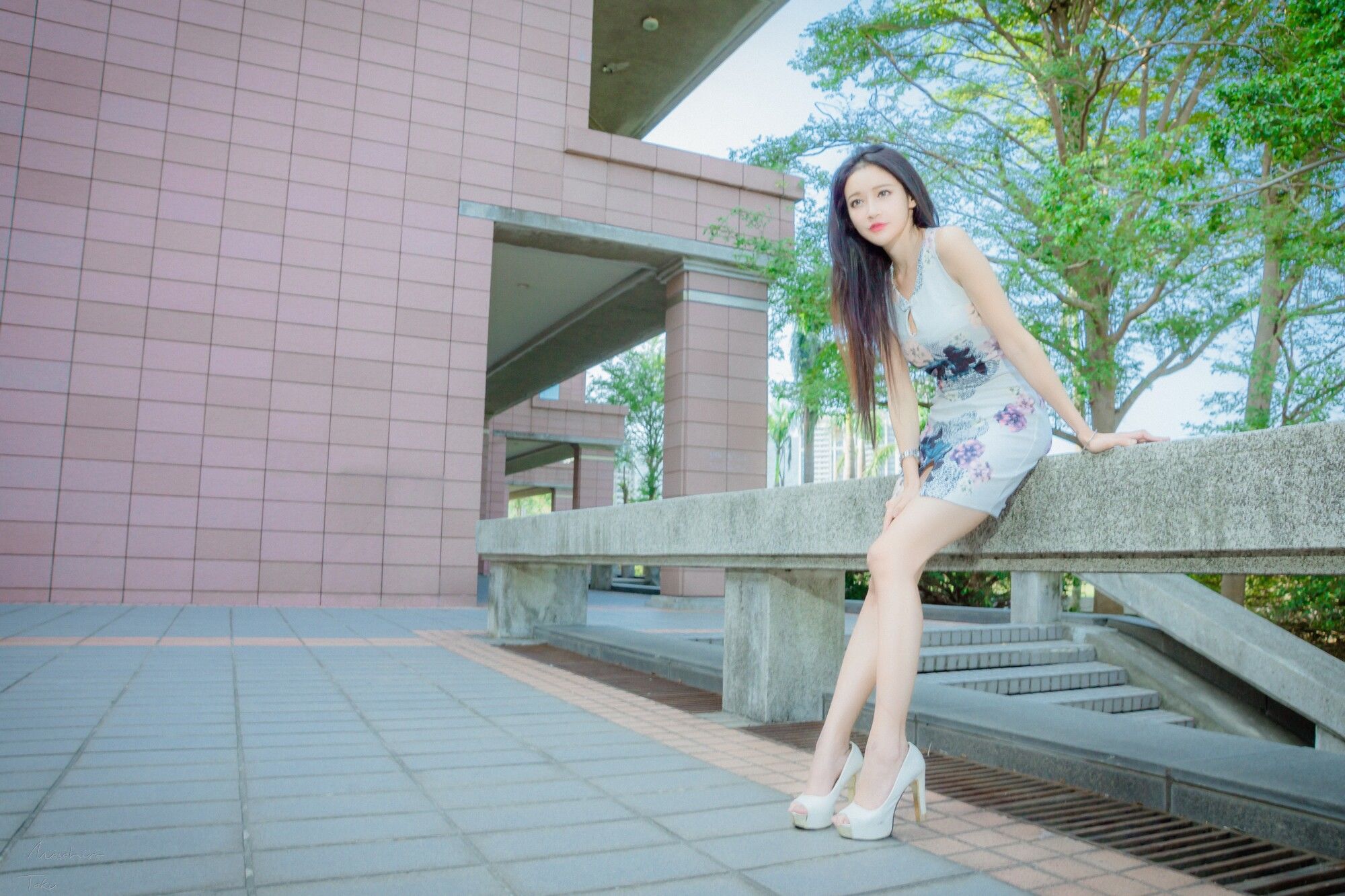 [台湾网红美女] 詹艾葳Avril《黑白双色女神街拍》