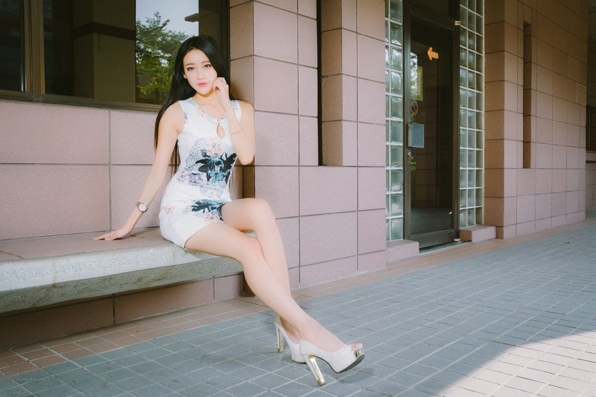 [台湾网红美女] 詹艾葳Avril《黑白双色女神街拍》