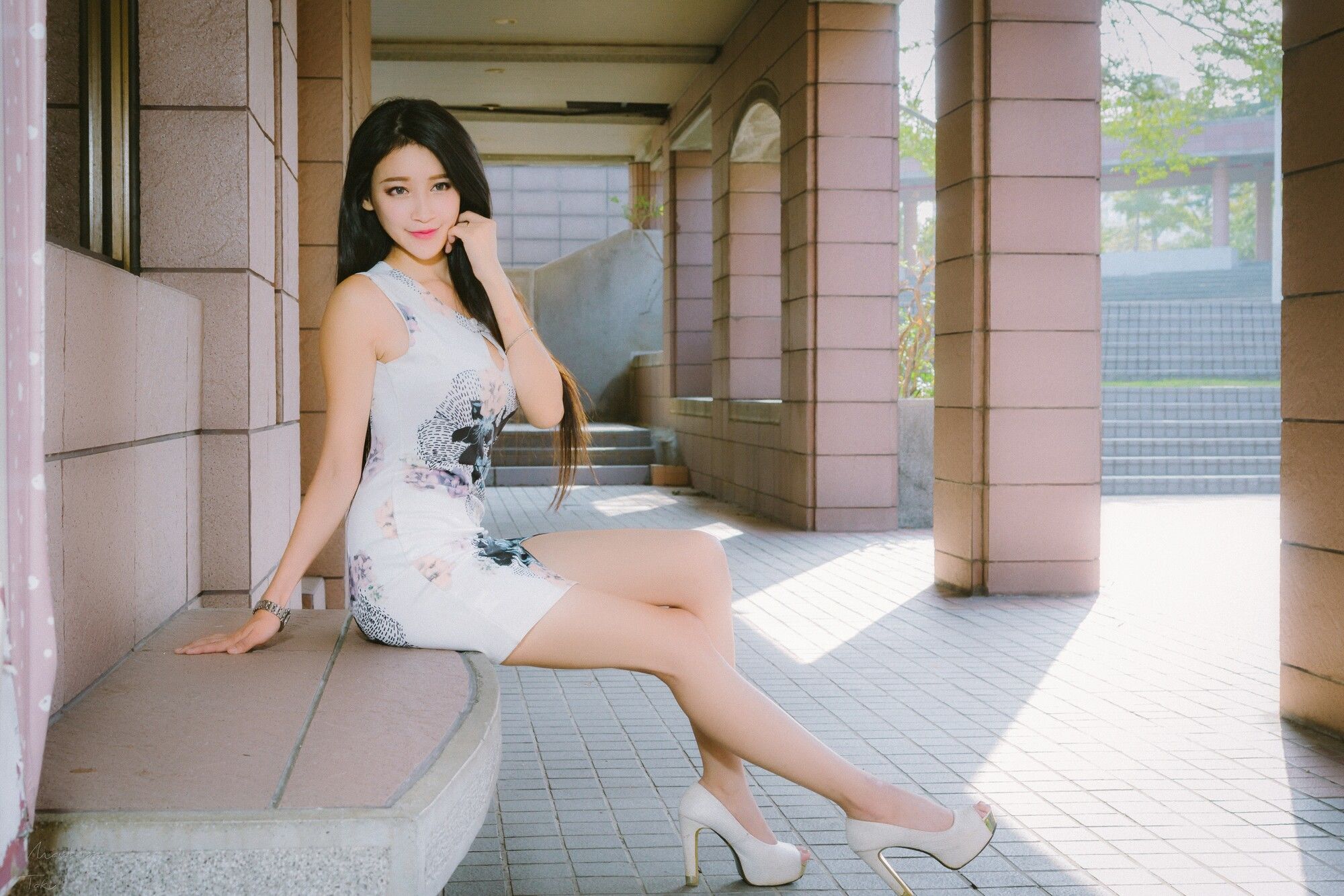 [台湾网红美女] 詹艾葳Avril《黑白双色女神街拍》