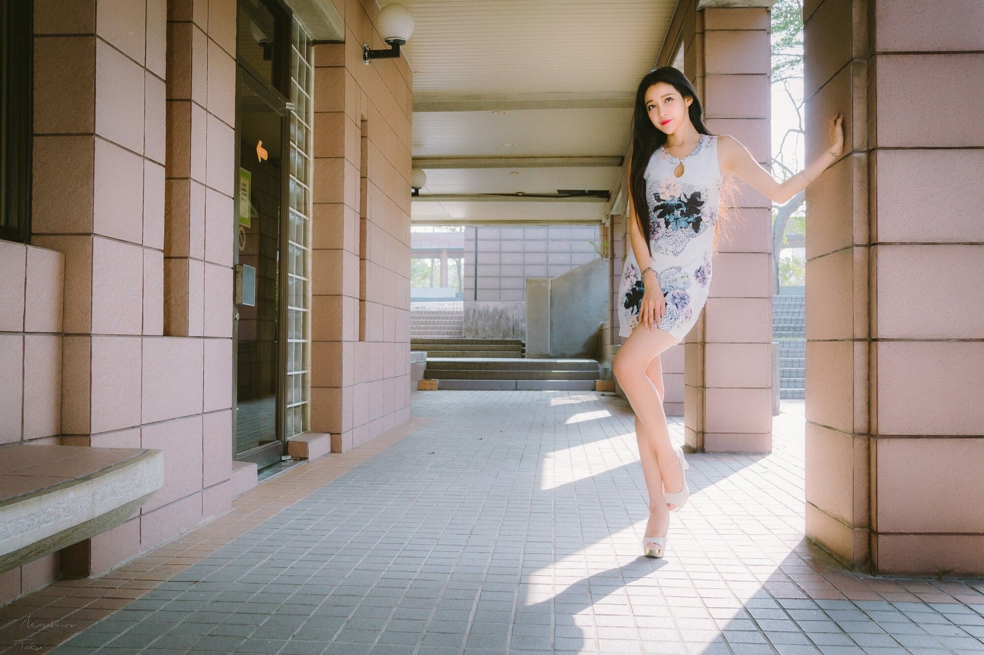 [台湾网红美女] 詹艾葳Avril《黑白双色女神街拍》