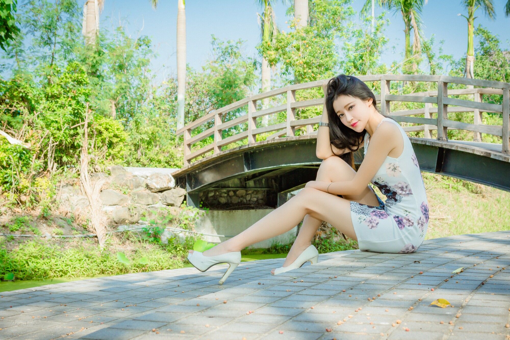 [台湾网红美女] 詹艾葳Avril《黑白双色女神街拍》