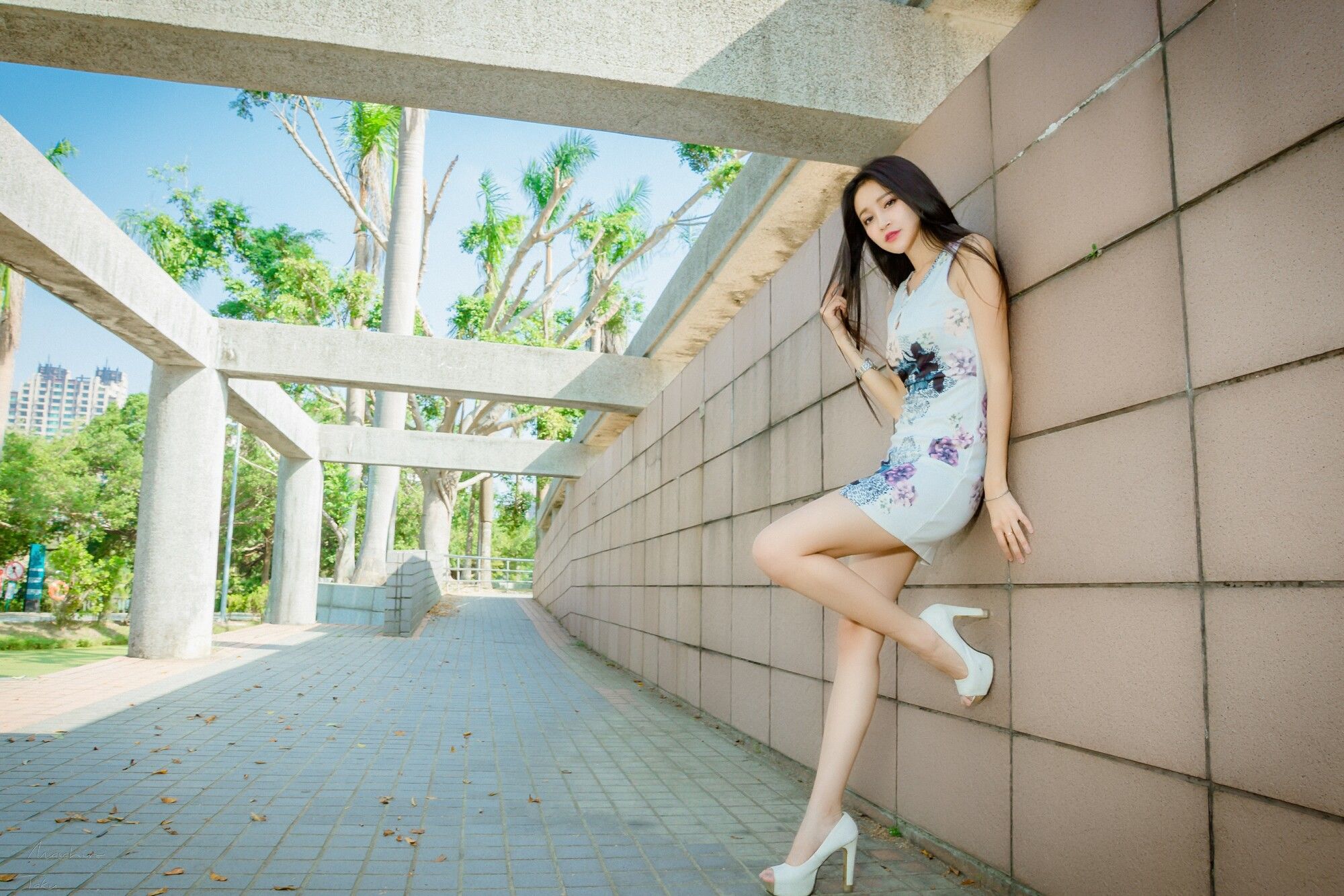 [台湾网红美女] 詹艾葳Avril《黑白双色女神街拍》