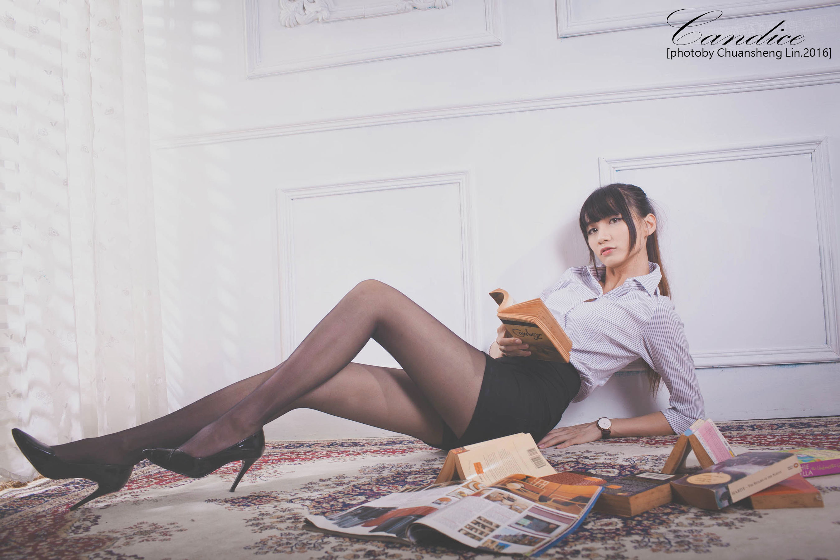 [台湾正妹] 蔡译心 - 棚拍黑丝制服美腿