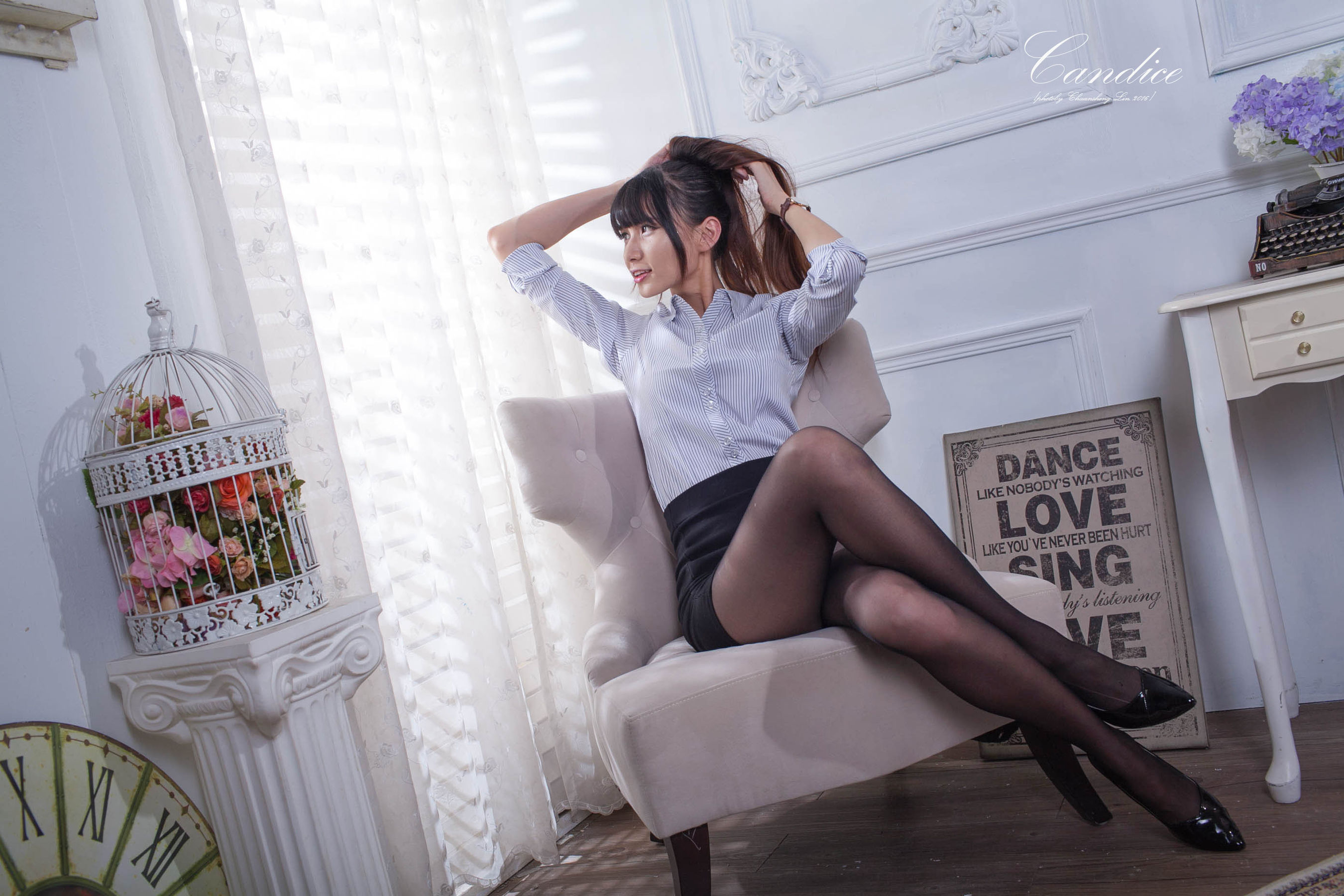 [台湾正妹] 蔡译心 - 棚拍黑丝制服美腿