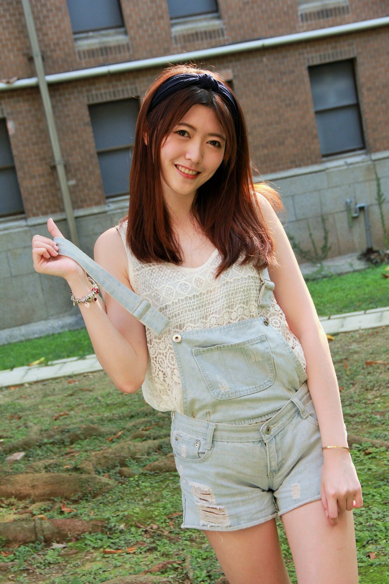 [台湾网红美女] Brindy薛薛/黄品瑄《台湾大学外拍》