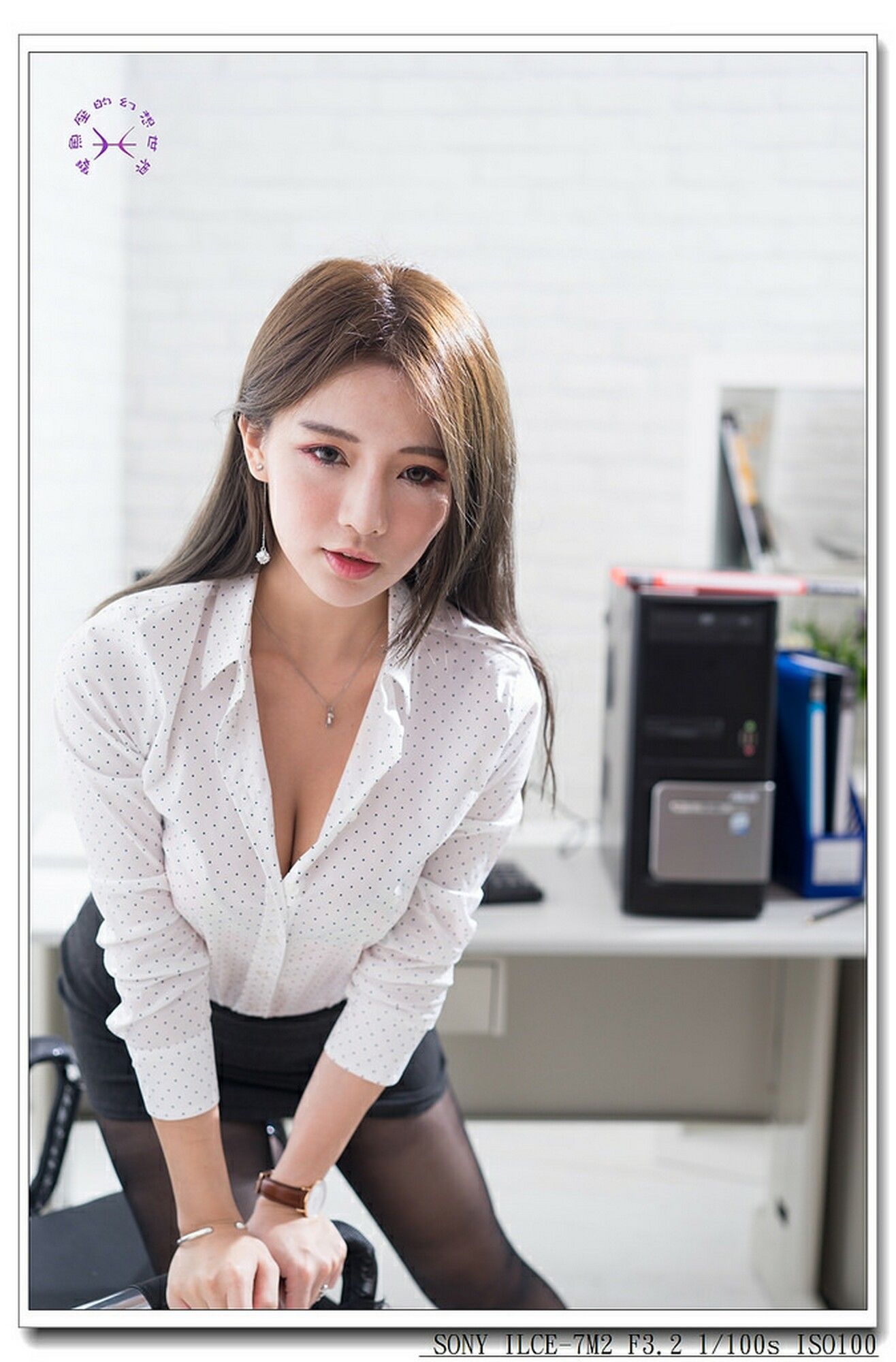 [台湾网红美女] 周盈欣Dora《办公室黑丝小秘》