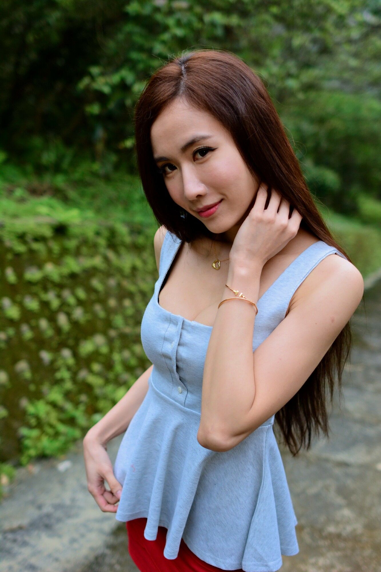 [台湾网红美女] Dora妍希《山水綠外拍（三套服装）》