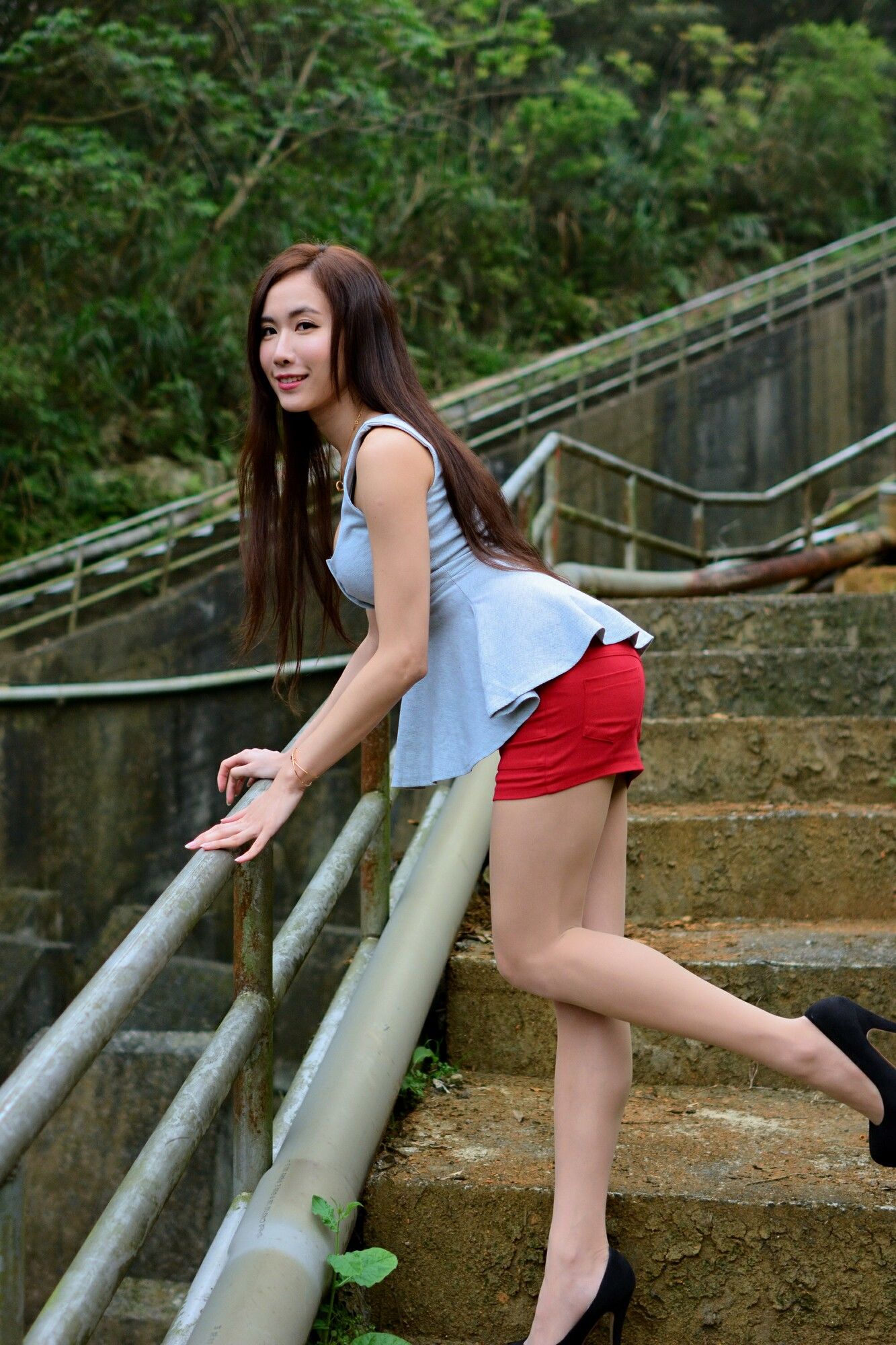 [台湾网红美女] Dora妍希《山水綠外拍（三套服装）》