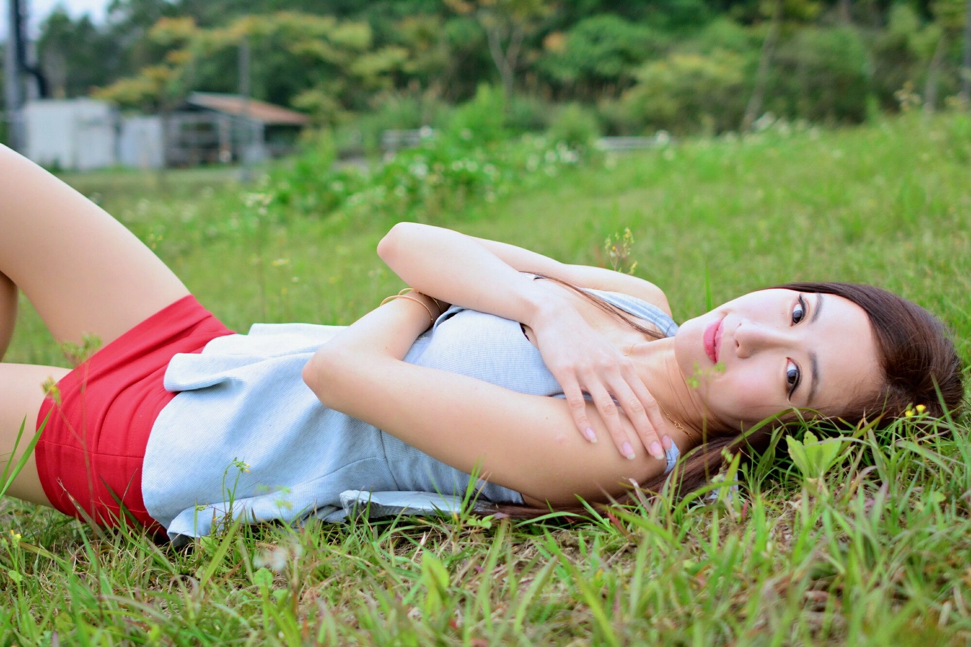 [台湾网红美女] Dora妍希《山水綠外拍（三套服装）》