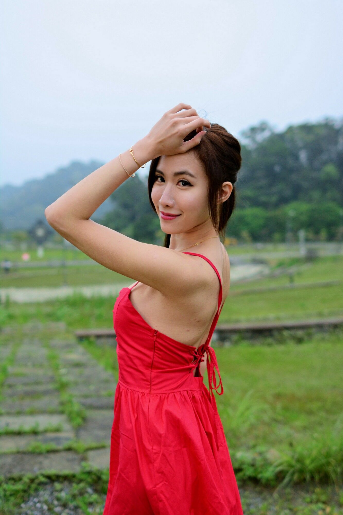 [台湾网红美女] Dora妍希《山水綠外拍（三套服装）》