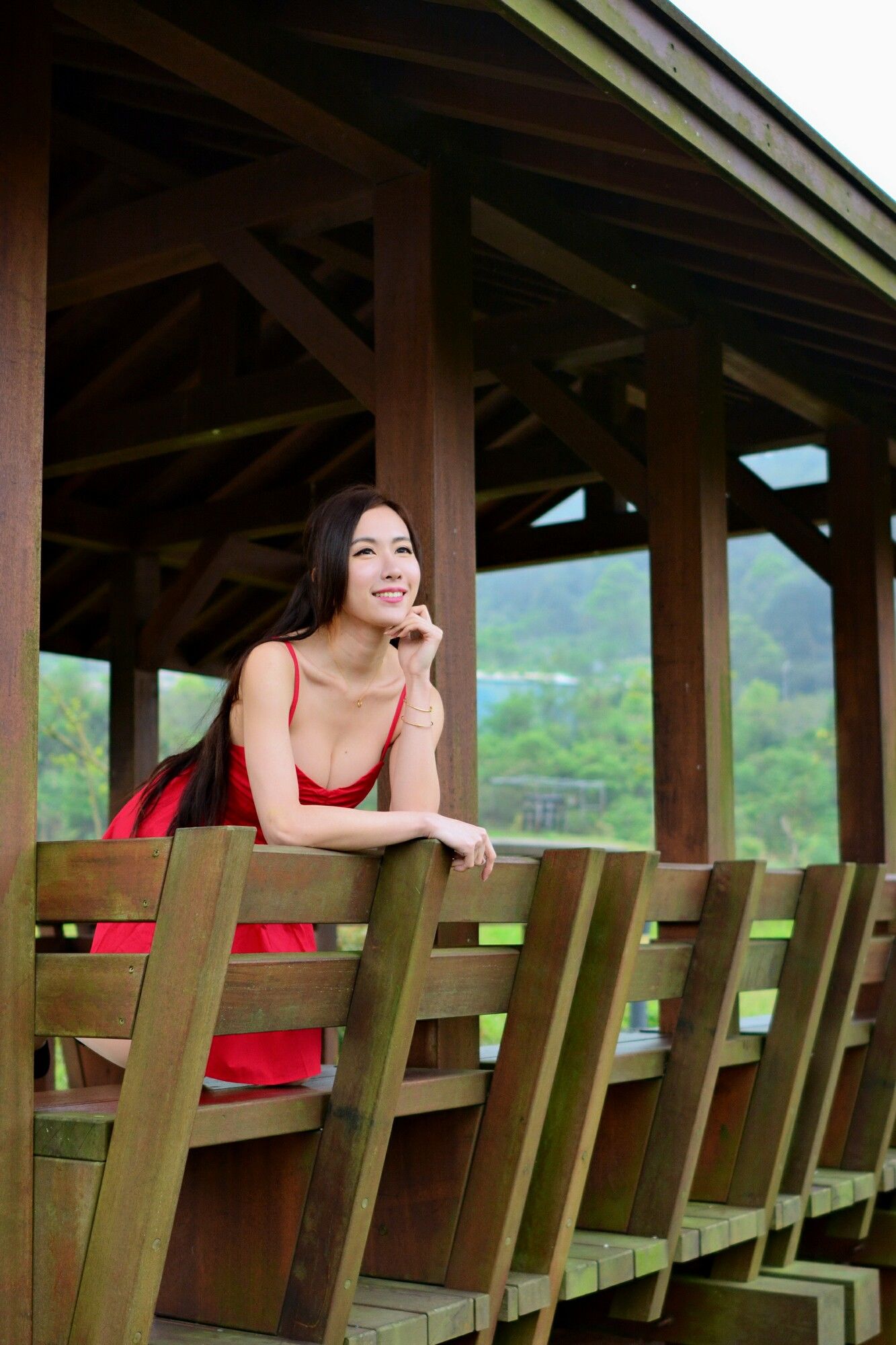 [台湾网红美女] Dora妍希《山水綠外拍（三套服装）》