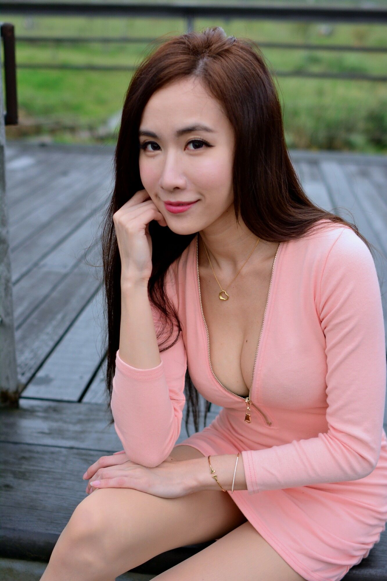 [台湾网红美女] Dora妍希《山水綠外拍（三套服装）》