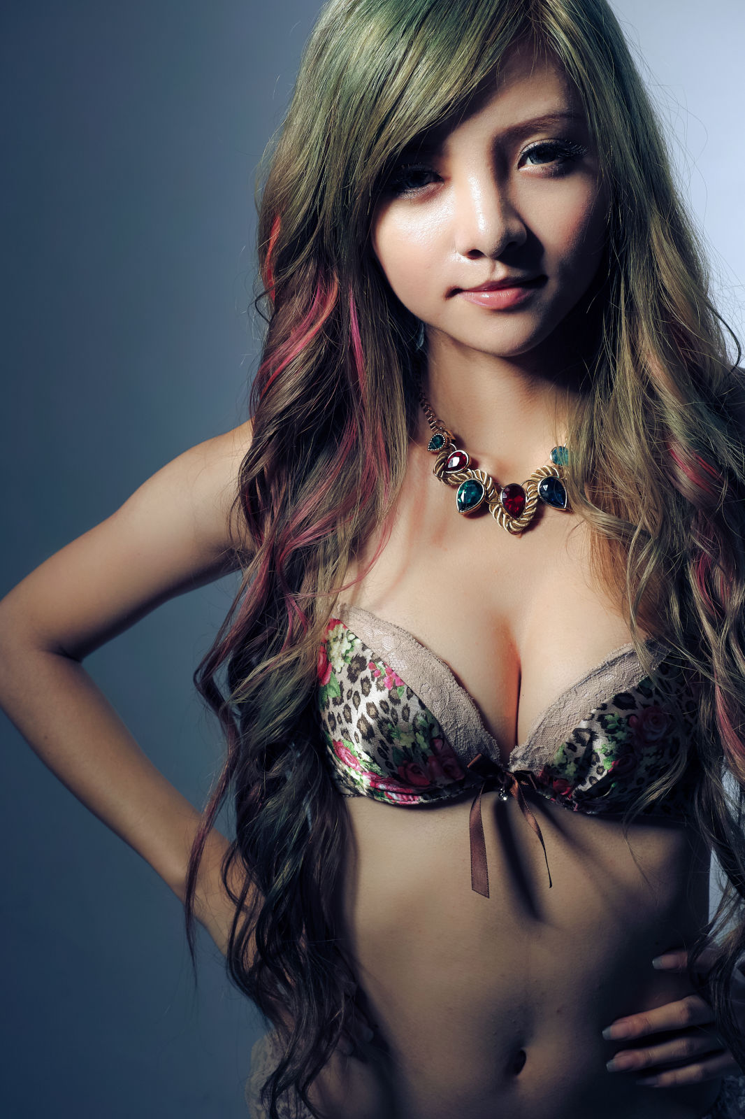[台湾网红美女] Corrine李玟儒《性感内衣棚拍》