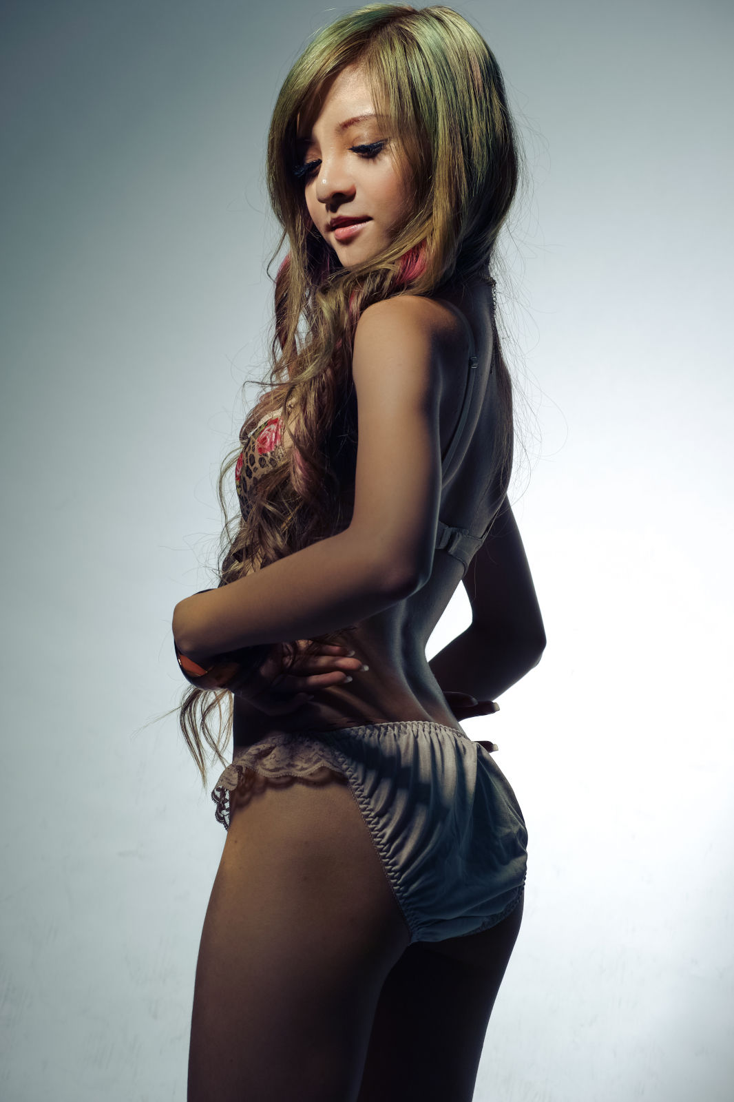 [台湾网红美女] Corrine李玟儒《性感内衣棚拍》