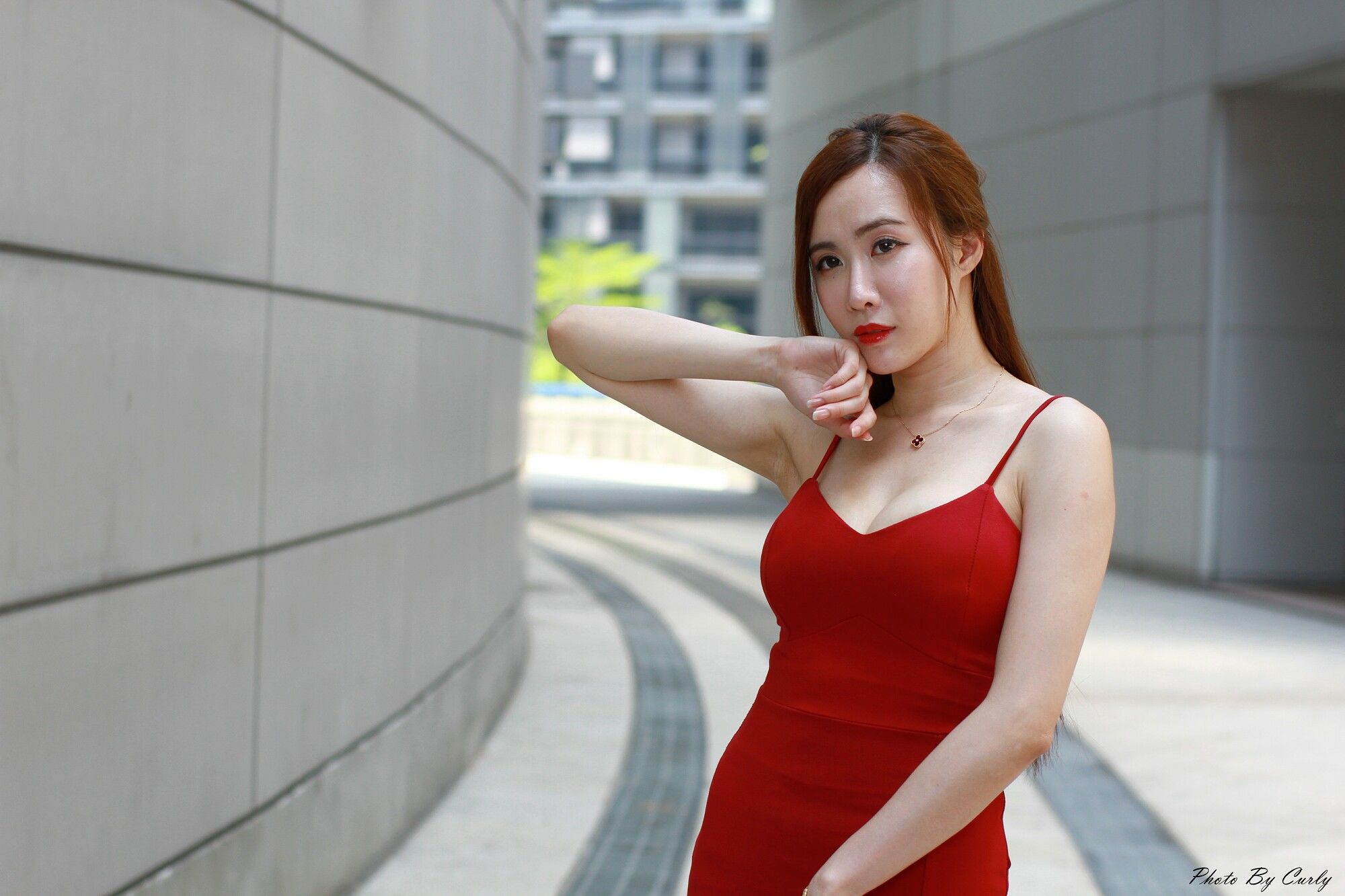 [台湾正妹] Dora妍希《高雄巨蛋~吊带包臀红裙》