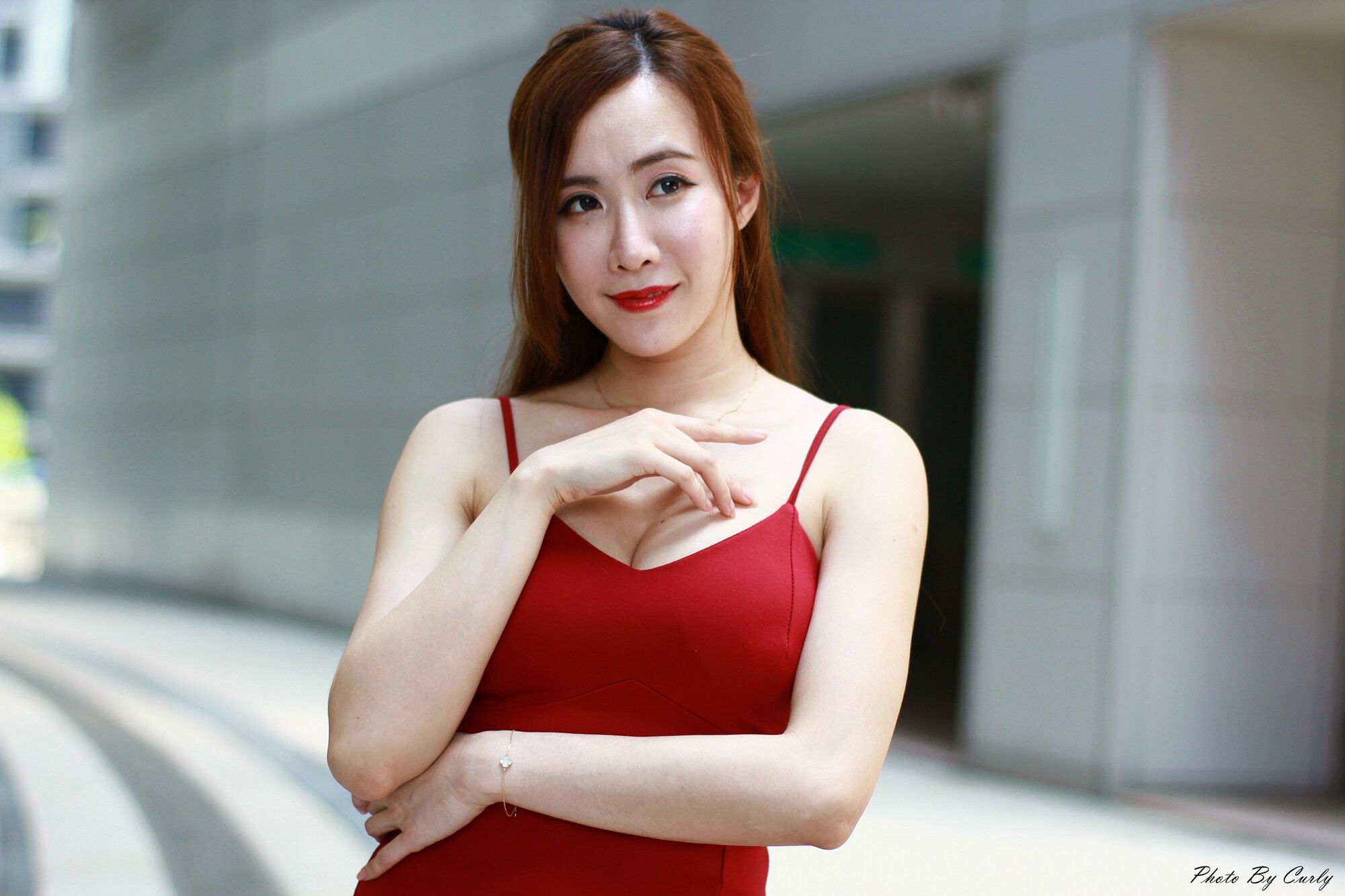 [台湾正妹] Dora妍希《高雄巨蛋~吊带包臀红裙》