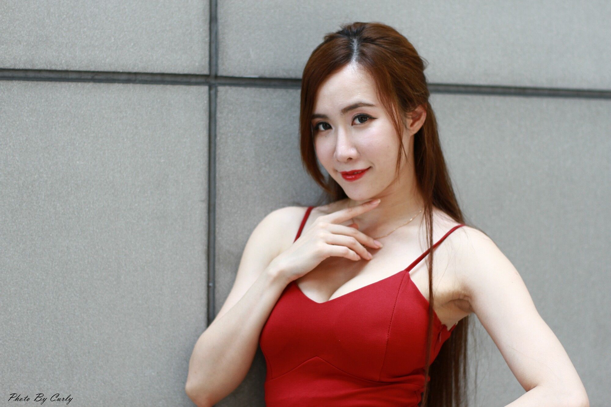 [台湾正妹] Dora妍希《高雄巨蛋~吊带包臀红裙》