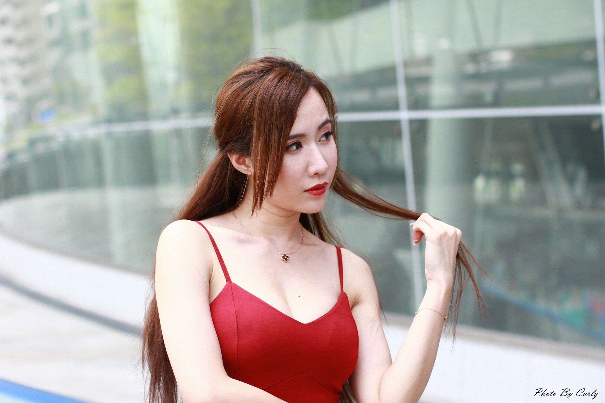 [台湾正妹] Dora妍希《高雄巨蛋~吊带包臀红裙》