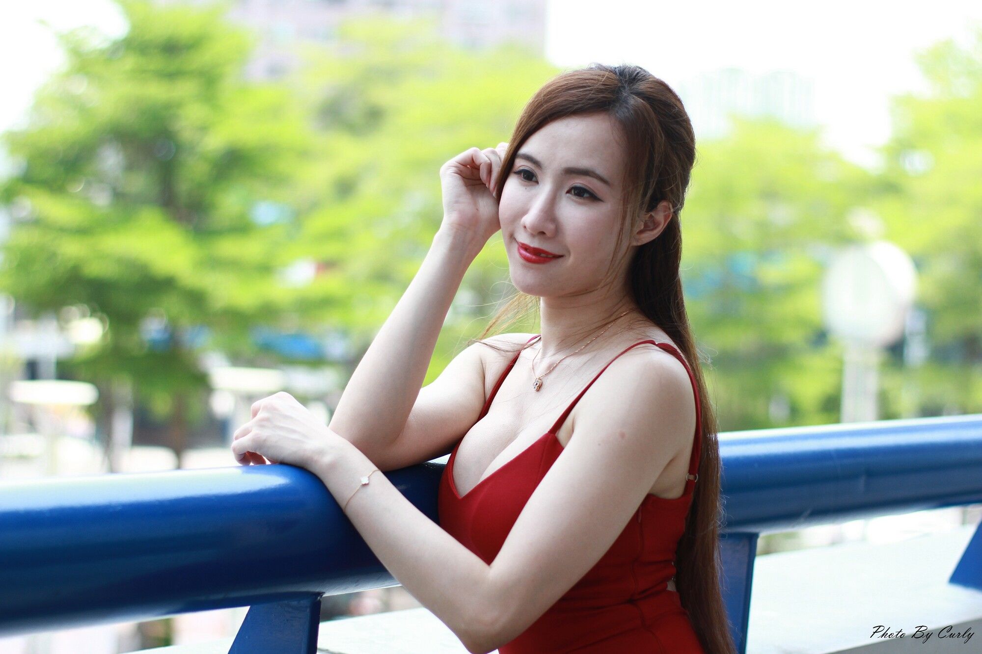 [台湾正妹] Dora妍希《高雄巨蛋~吊带包臀红裙》