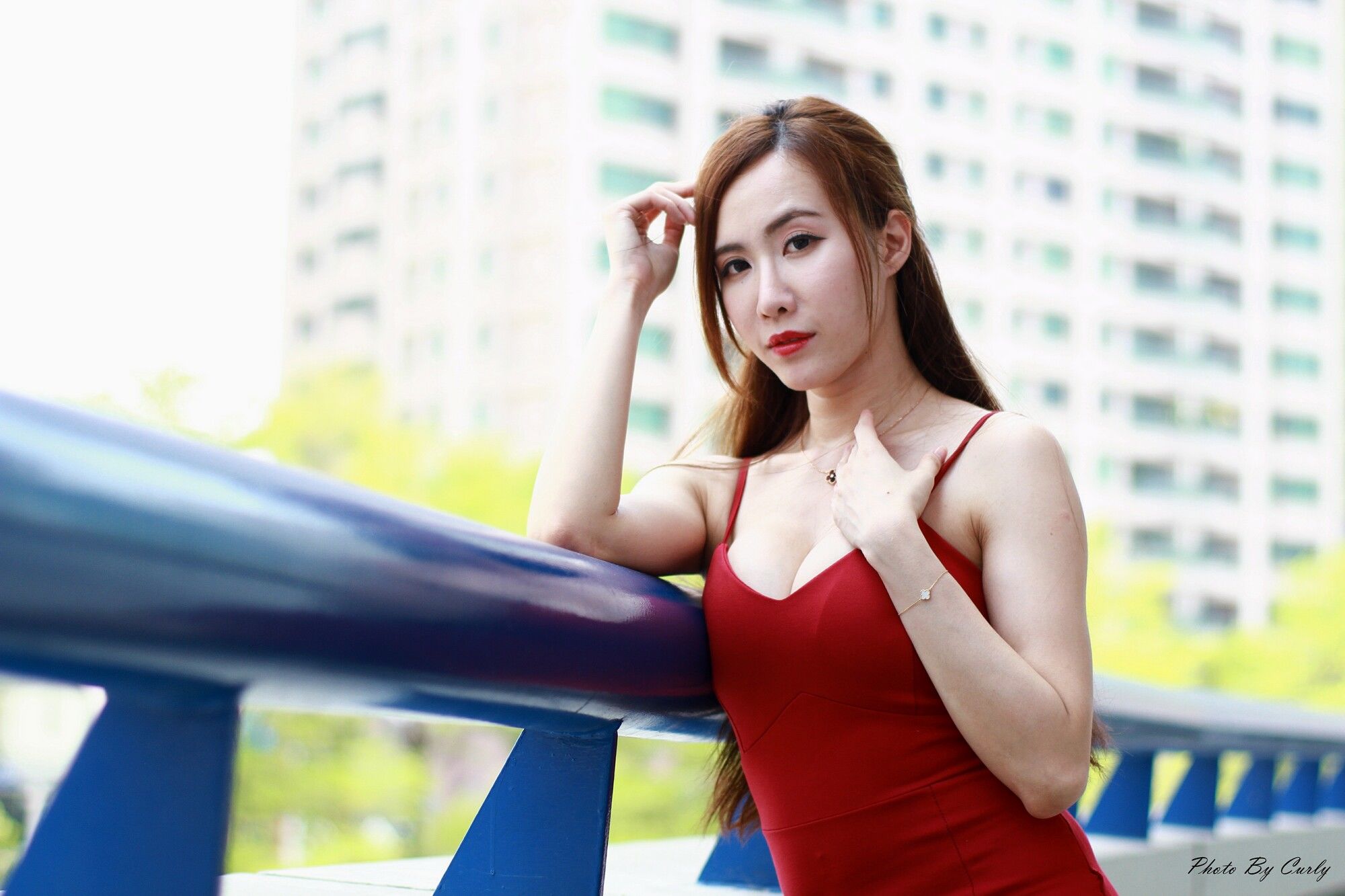 [台湾正妹] Dora妍希《高雄巨蛋~吊带包臀红裙》