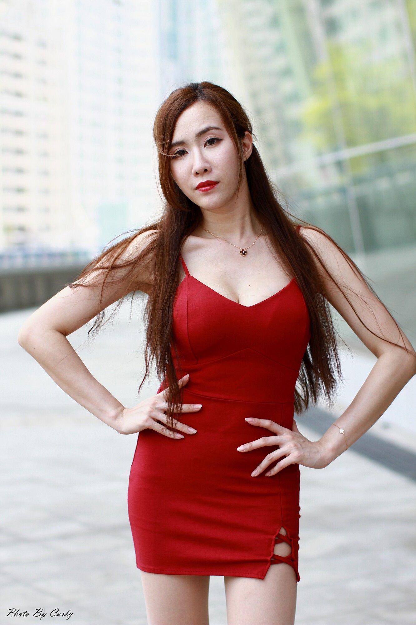 [台湾正妹] Dora妍希《高雄巨蛋~吊带包臀红裙》