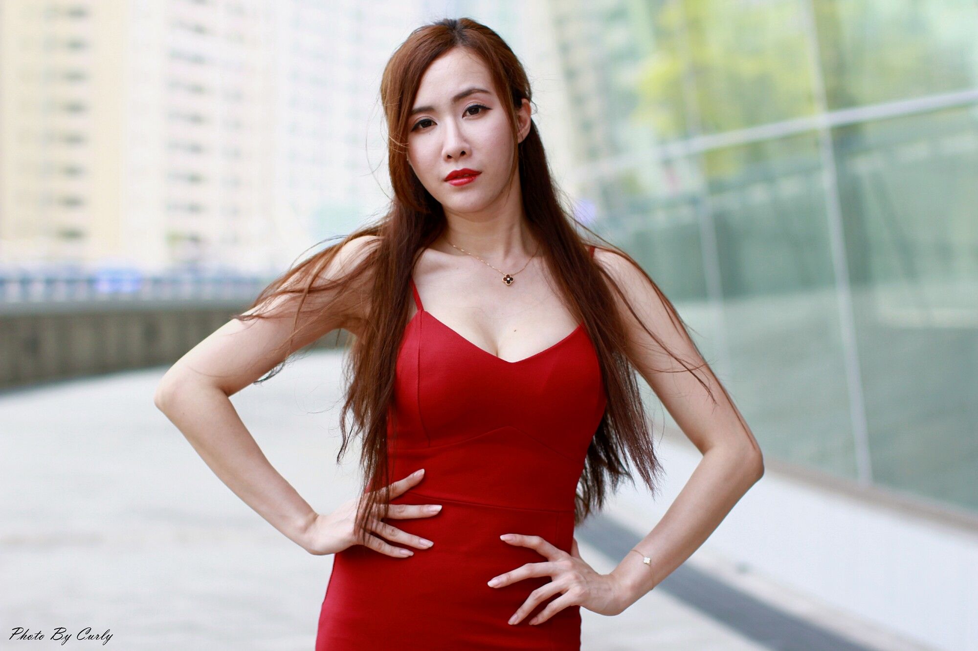 [台湾正妹] Dora妍希《高雄巨蛋~吊带包臀红裙》