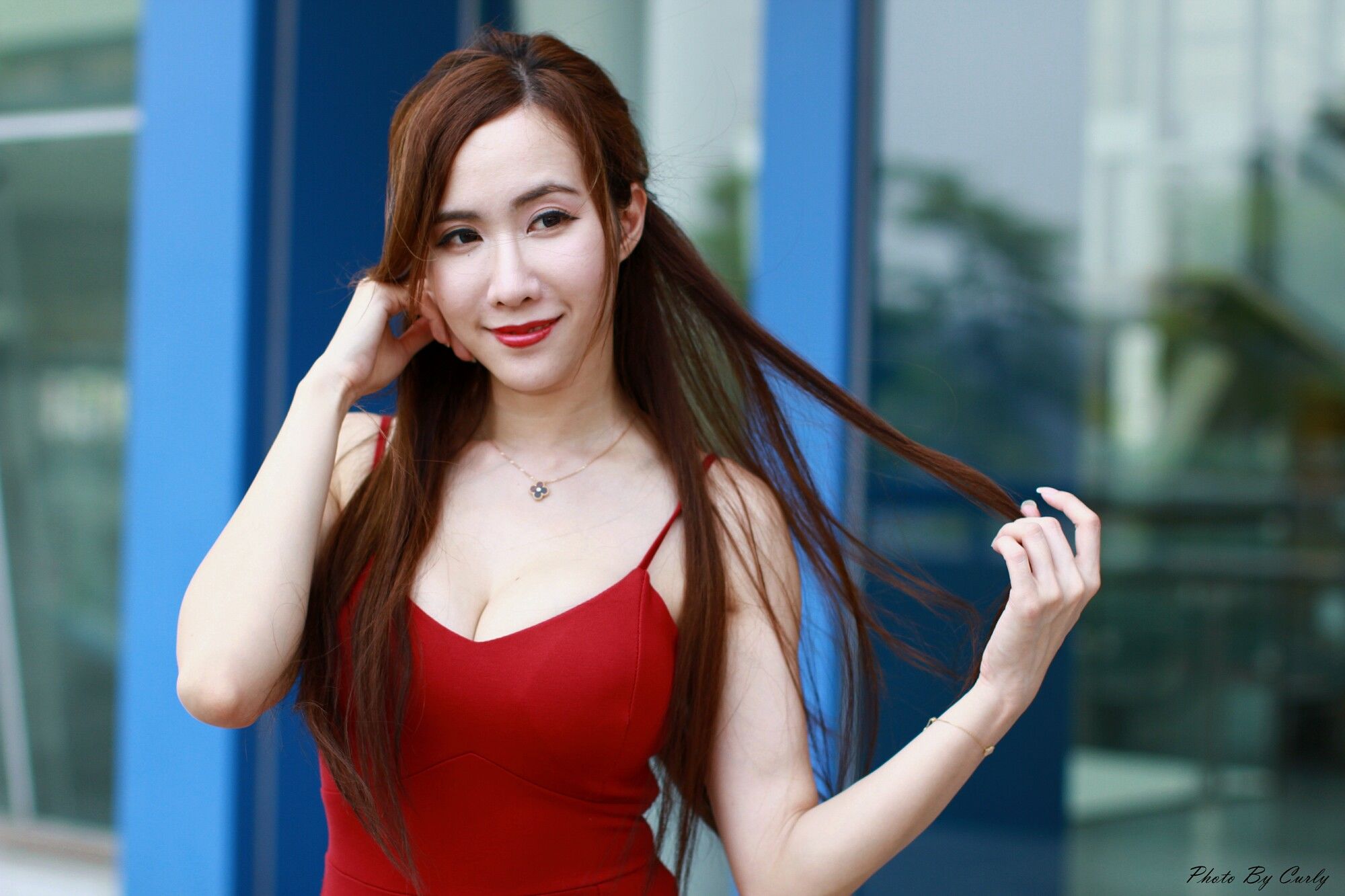 [台湾正妹] Dora妍希《高雄巨蛋~吊带包臀红裙》