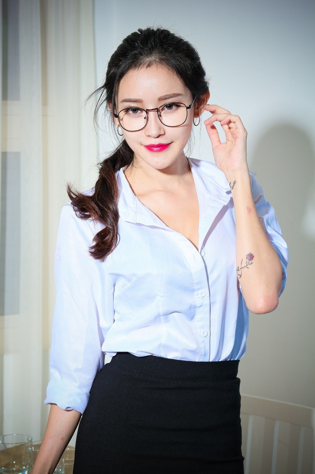 [台湾网红美女] 艾葳Avril《性感OL黑丝与包臀内衣美胸秀》
