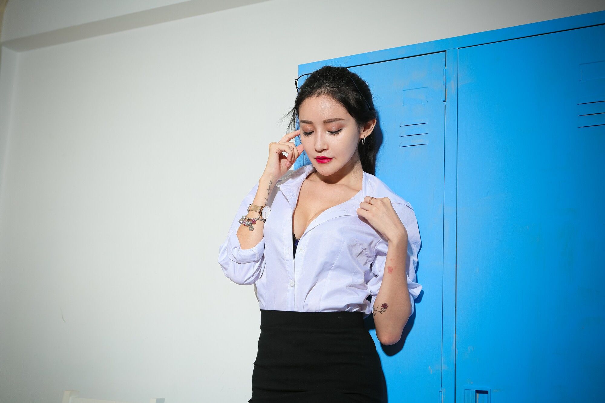 [台湾网红美女] 艾葳Avril《性感OL黑丝与包臀内衣美胸秀》