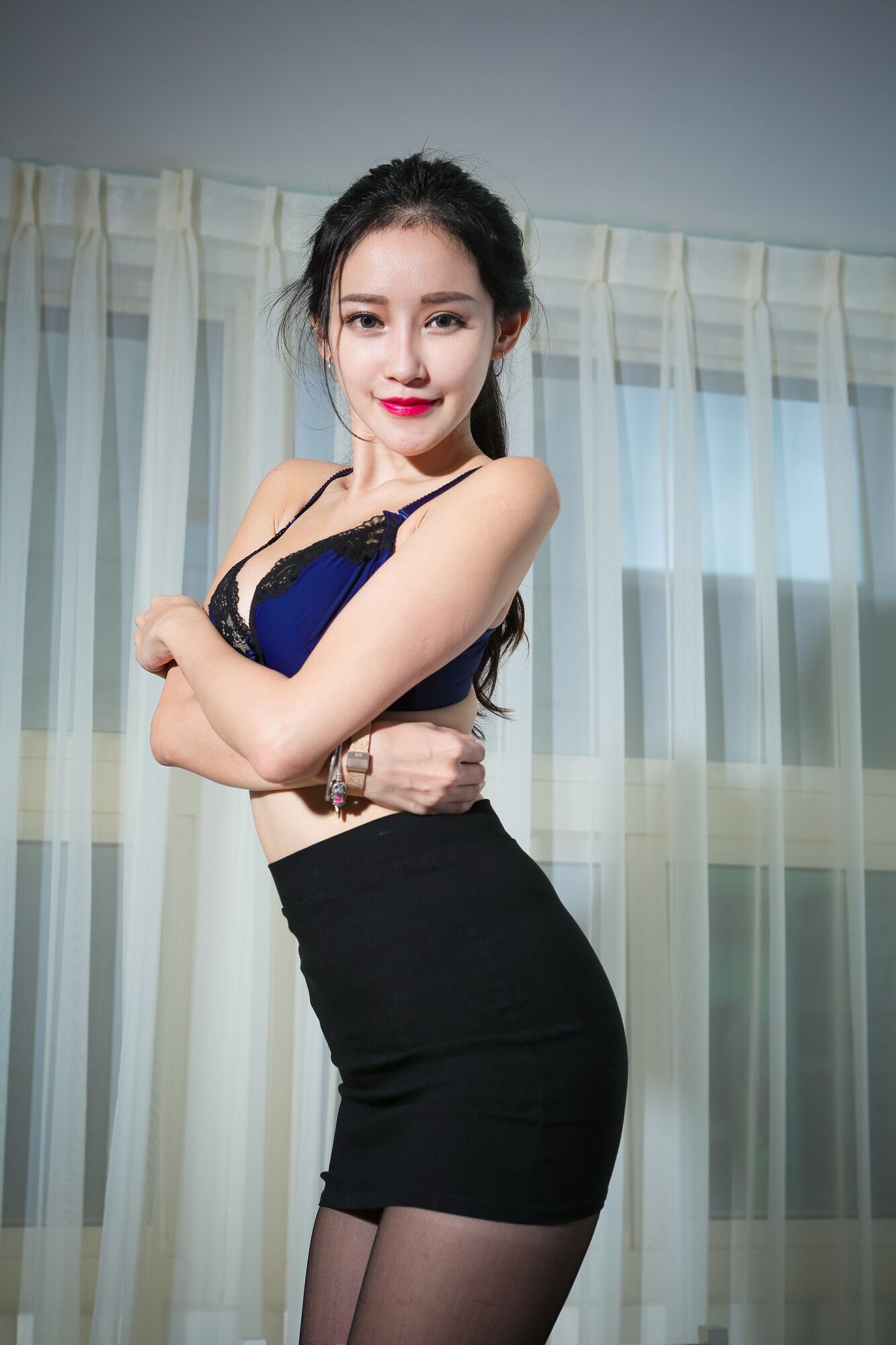 [台湾网红美女] 艾葳Avril《性感OL黑丝与包臀内衣美胸秀》