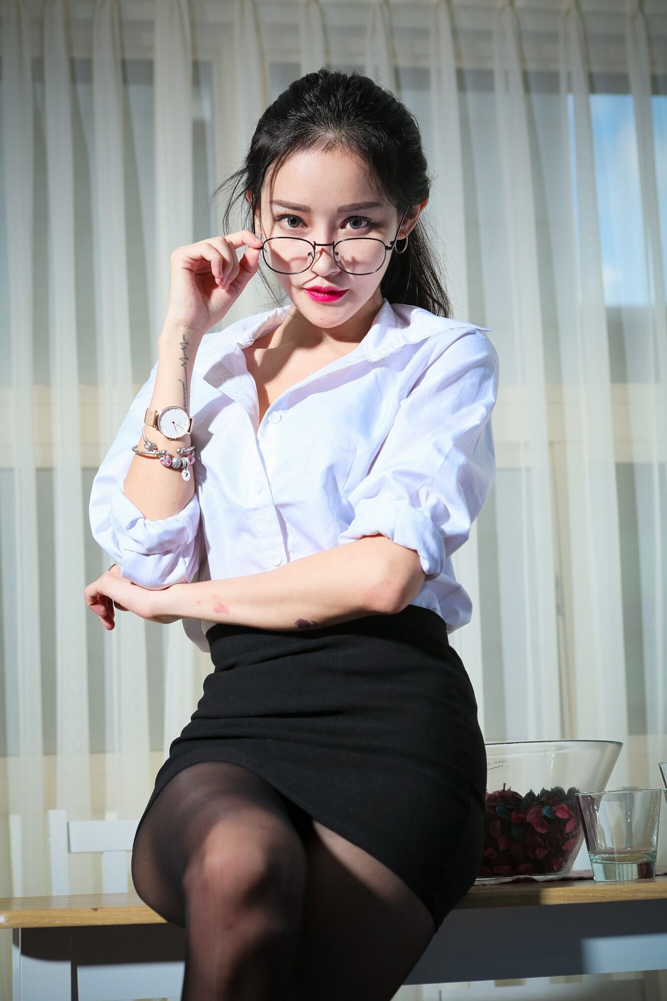 [台湾网红美女] 艾葳Avril《性感OL黑丝与包臀内衣美胸秀》
